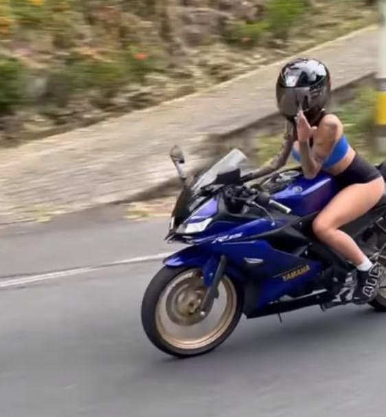 重機女騎士超車時送上飛吻。（翻攝「BATAMotos」粉絲專頁）