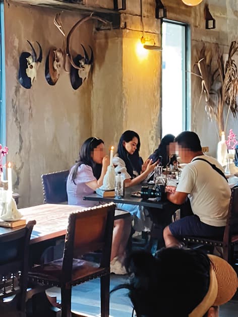 伊能靜和同桌友人十分自在，各自滑手機也不覺尷尬，偶爾聊個幾句。（讀者提供）