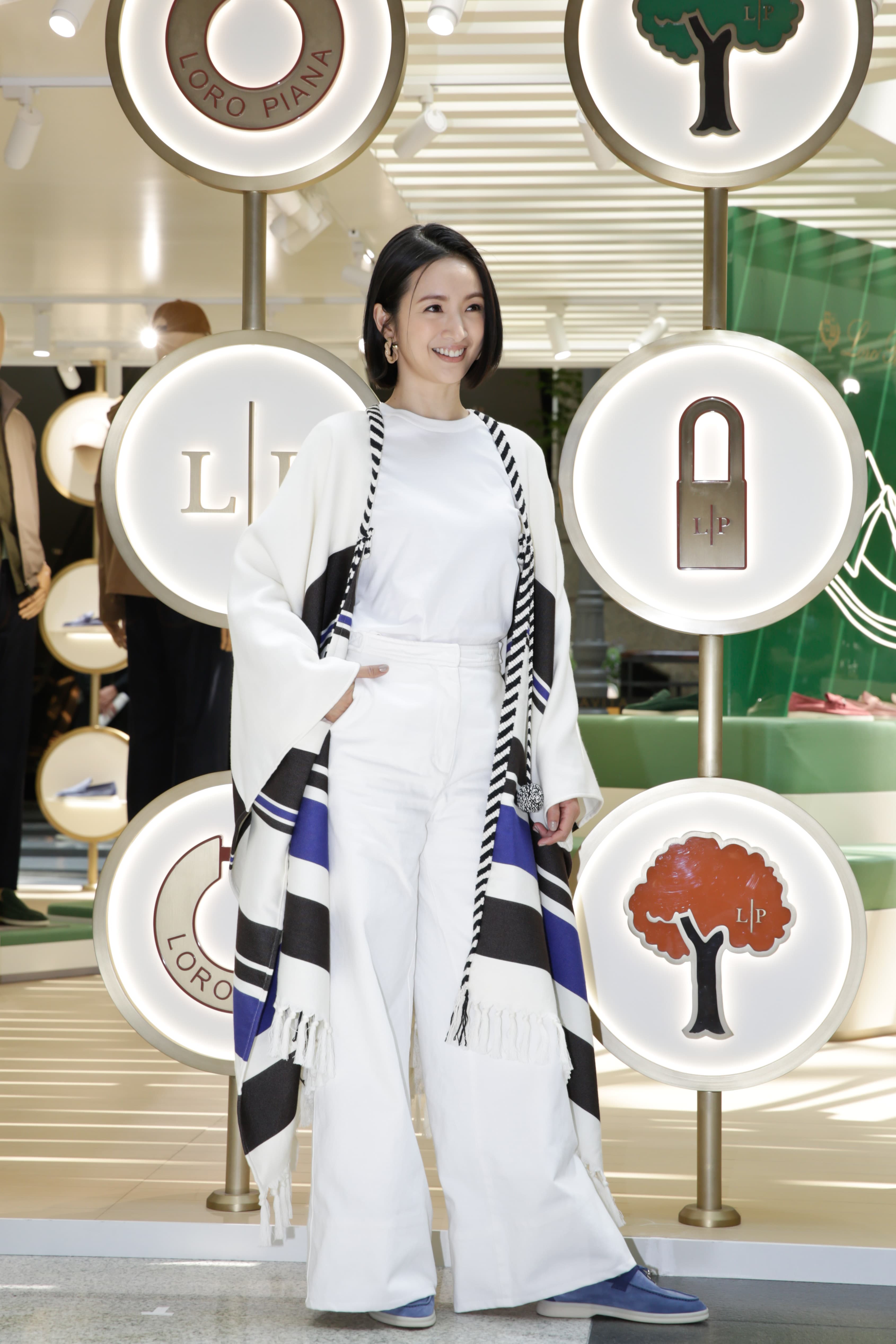 林依晨身披Loro Piana黑藍色塊編織斗篷，現身期間限定店開幕。