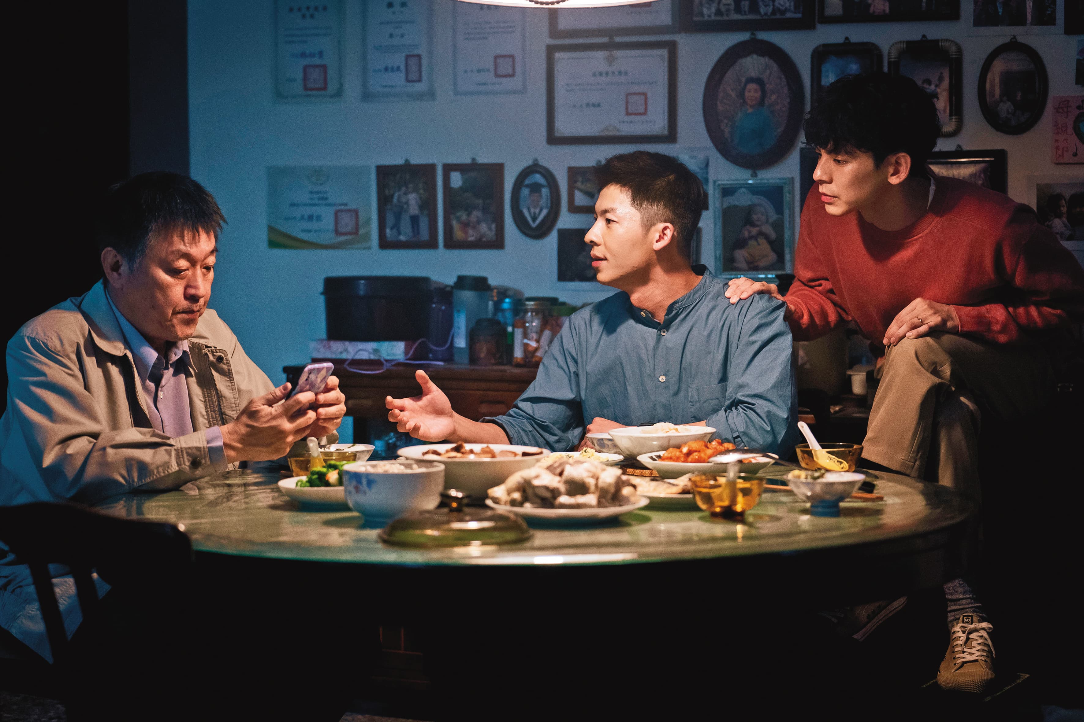 庹宗華（左起）、許光漢與林柏宏在《關於我和鬼變成家人的那件事》，最後引爆了觀眾的淚水。（金盞花大影業提供）