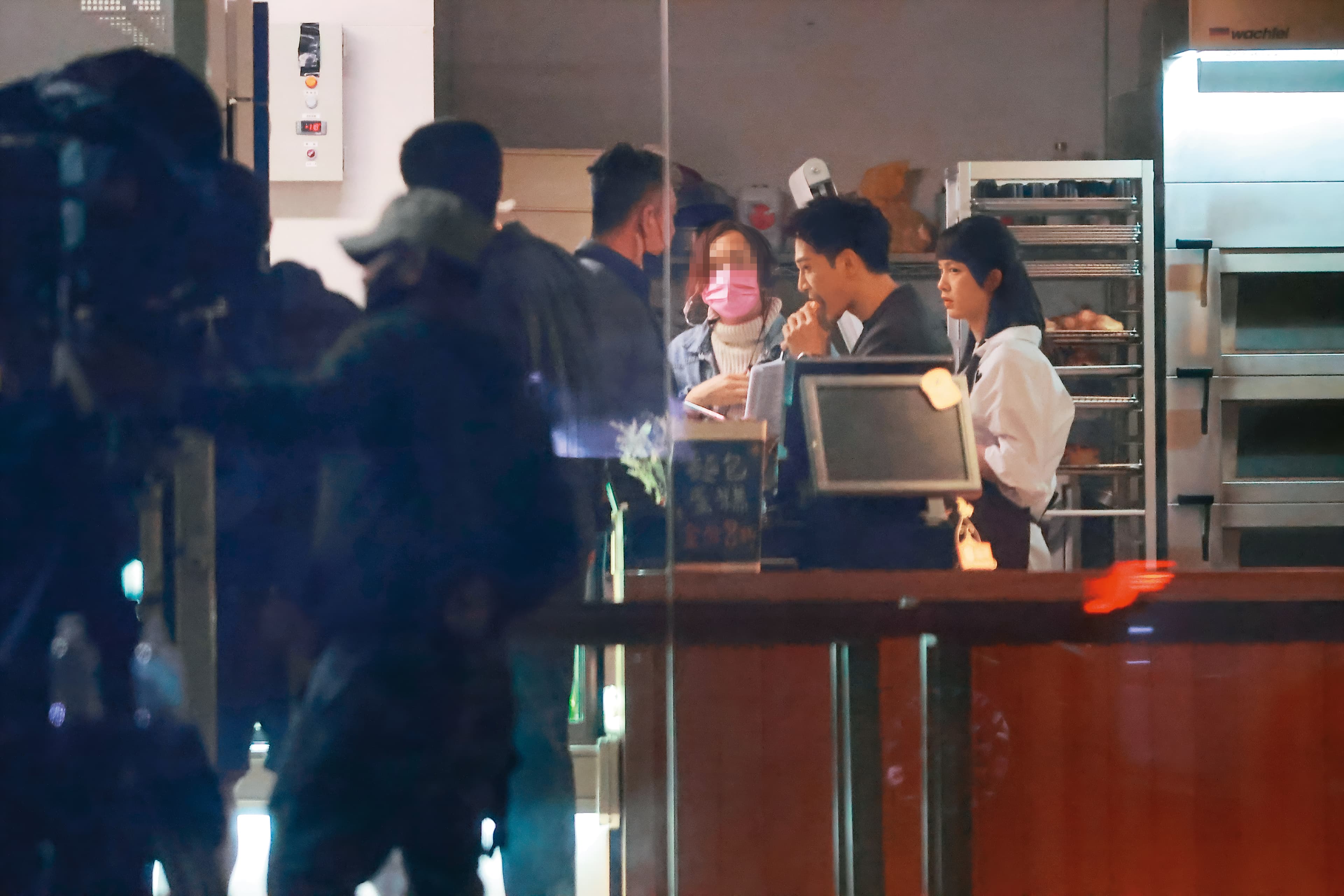 4/1 20：31 拍攝空檔，張立昂（右二）可能是真的餓了，忍不住吃起道具蝴蝶餅。