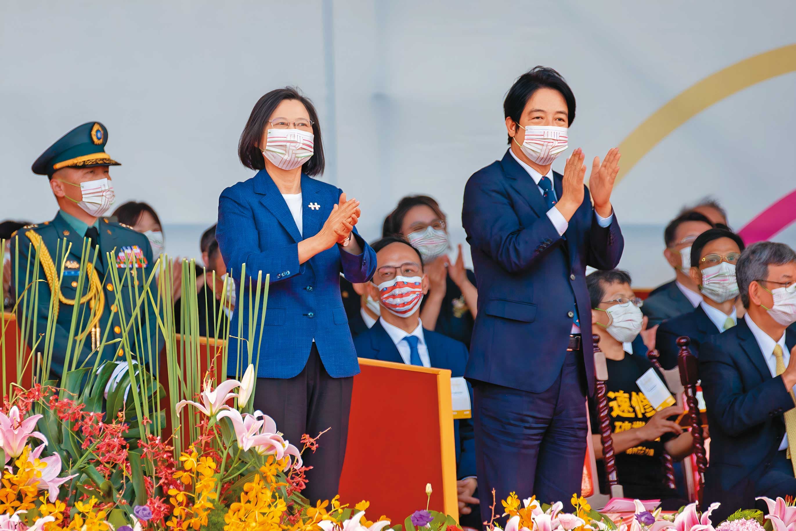 賴清德（前右）多次重申，兩岸政策將站穩總統蔡英文（前左）在2021年國慶演說提出的「4個堅持」立場。