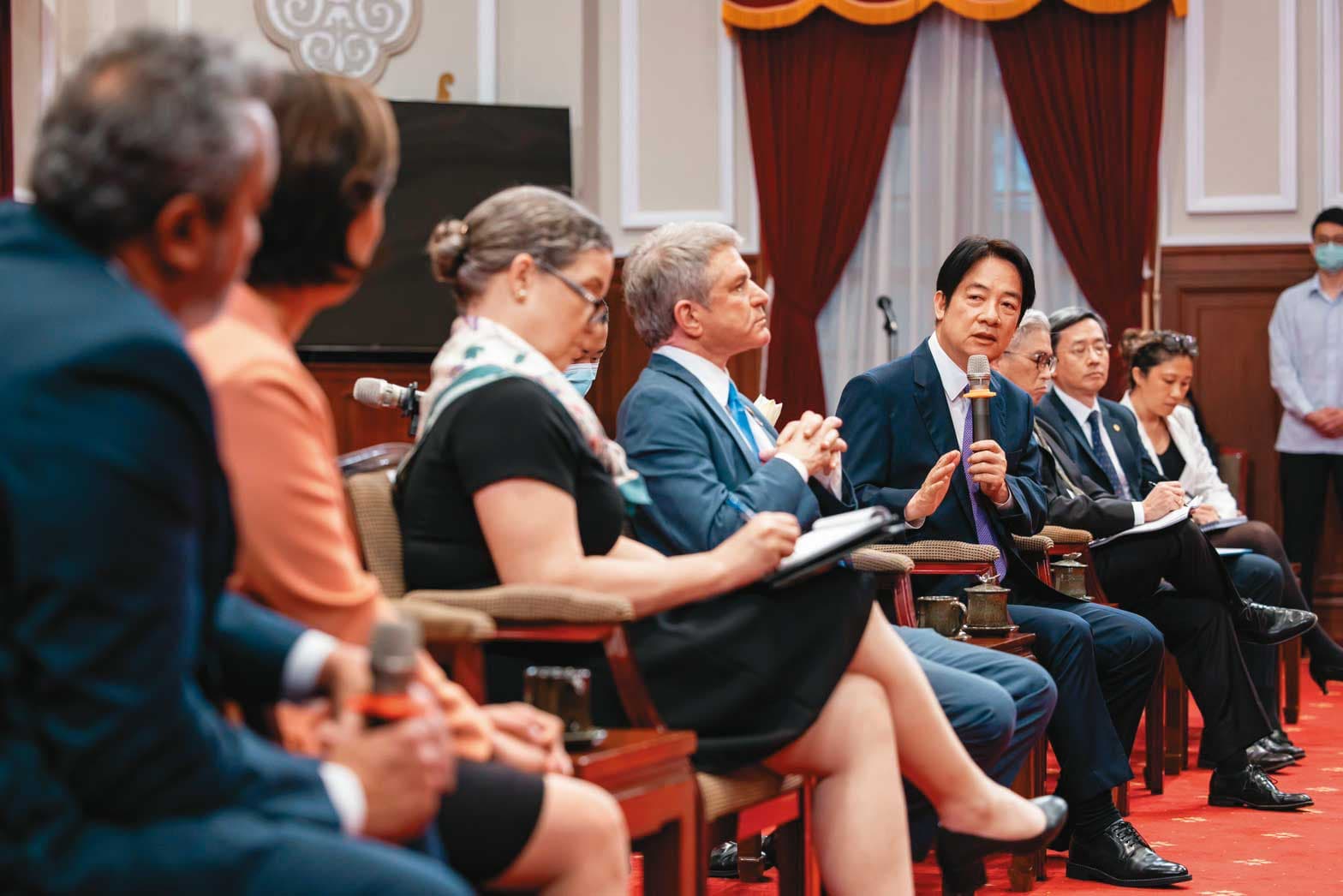 賴清德替美中台政策定錨，作為外交互動的論述基調。圖為賴4月6日接待美跨黨派眾議員。（總統府提供）