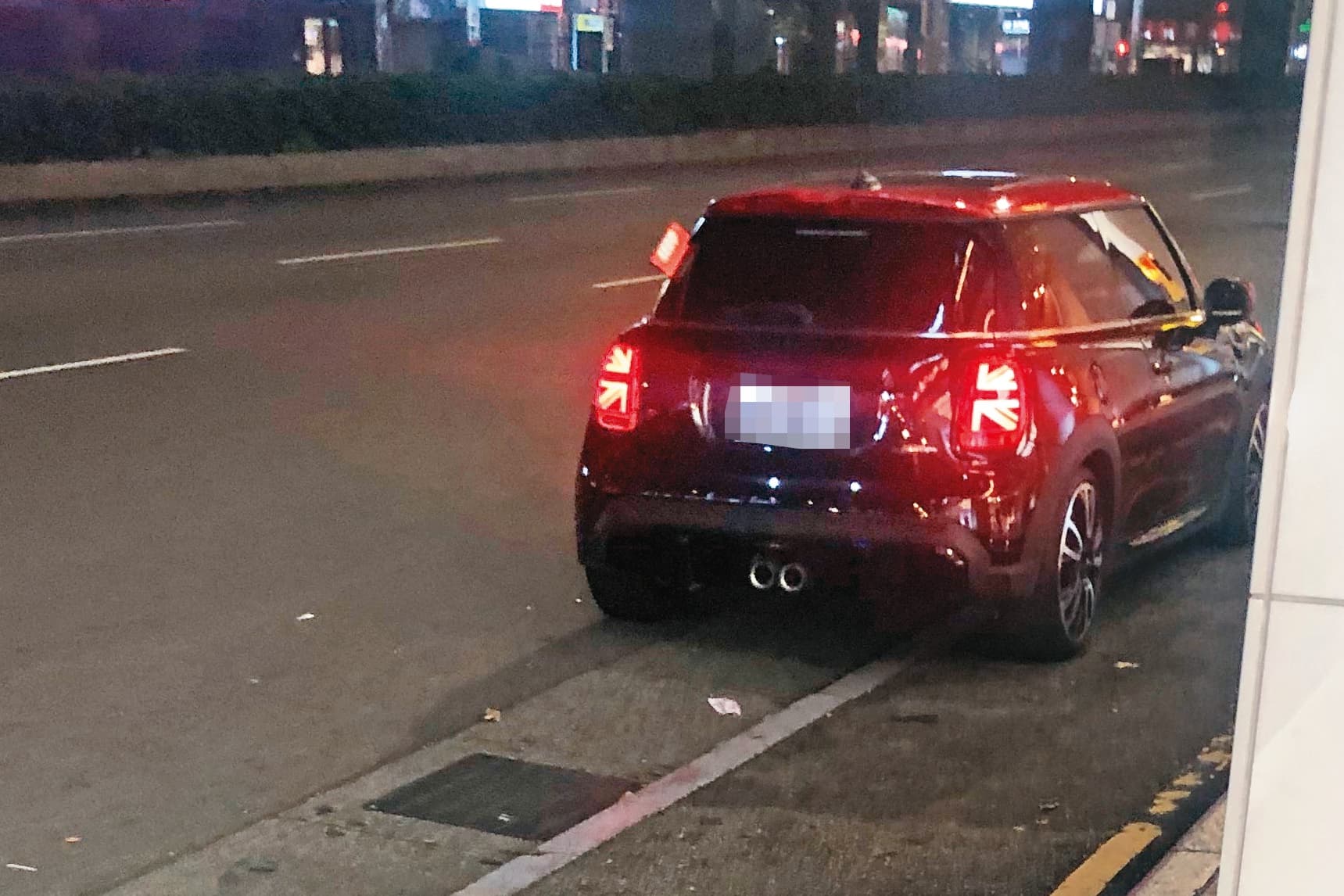 2月19日 21：16 果然周湯豪一溜煙鑽進鄭雲燦的車裡，可見私下已進展了好一陣子才有如此默契。