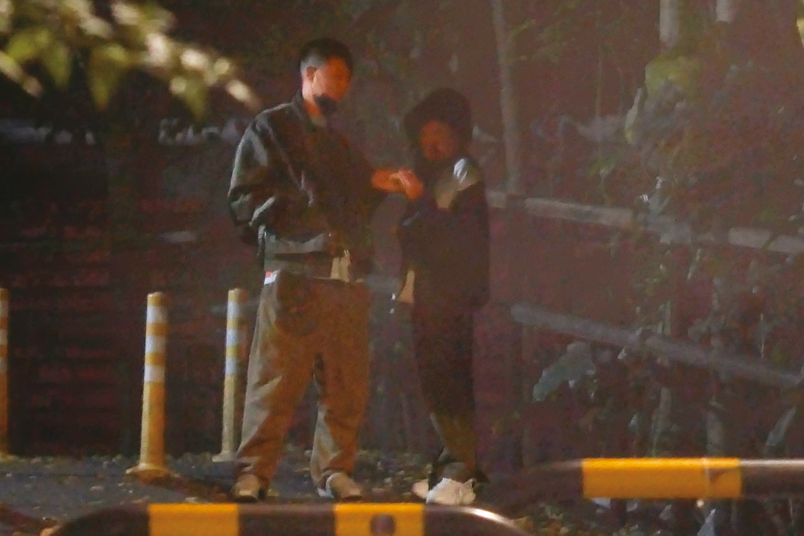20：04 等候用餐期間，他倆跑去路旁暗處，還共抽一支電子菸交換口水。