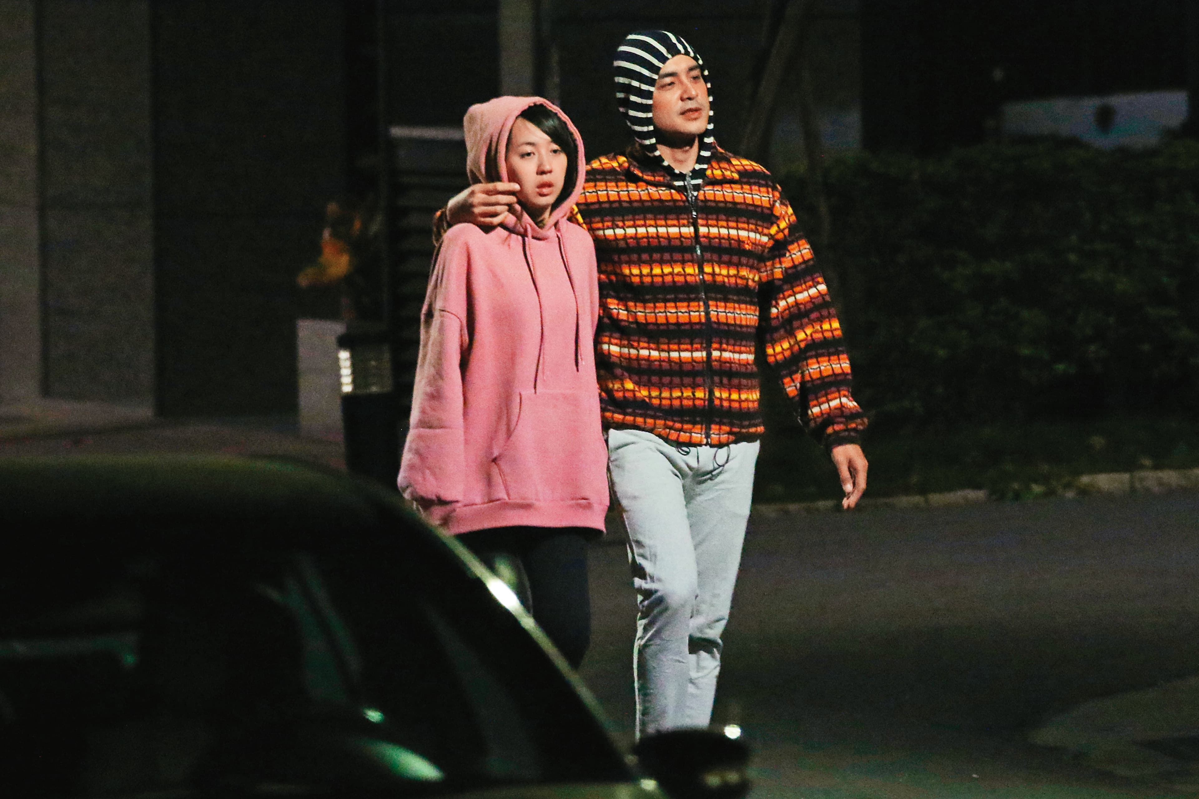 2016年本刊曾獨家拍到明道（右）和王婷萱（左）公園親密散步，戀情因此曝光。