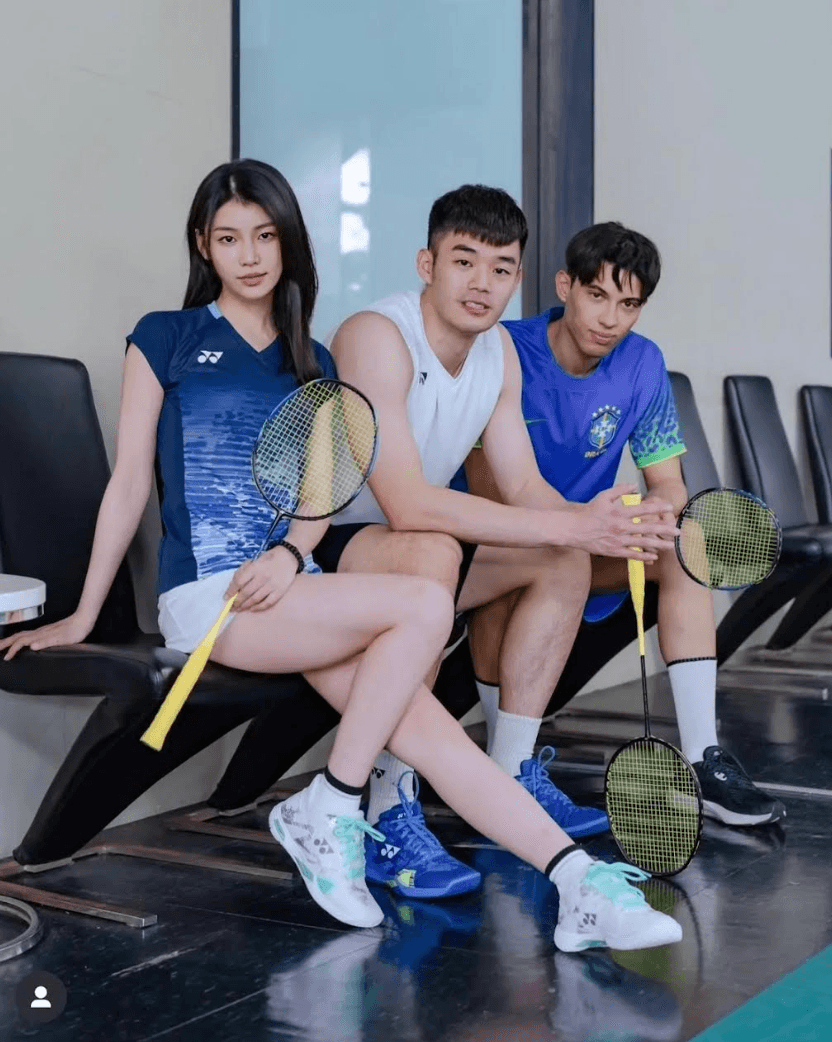采子秀出纖纖美腿。（翻攝自采子IG）