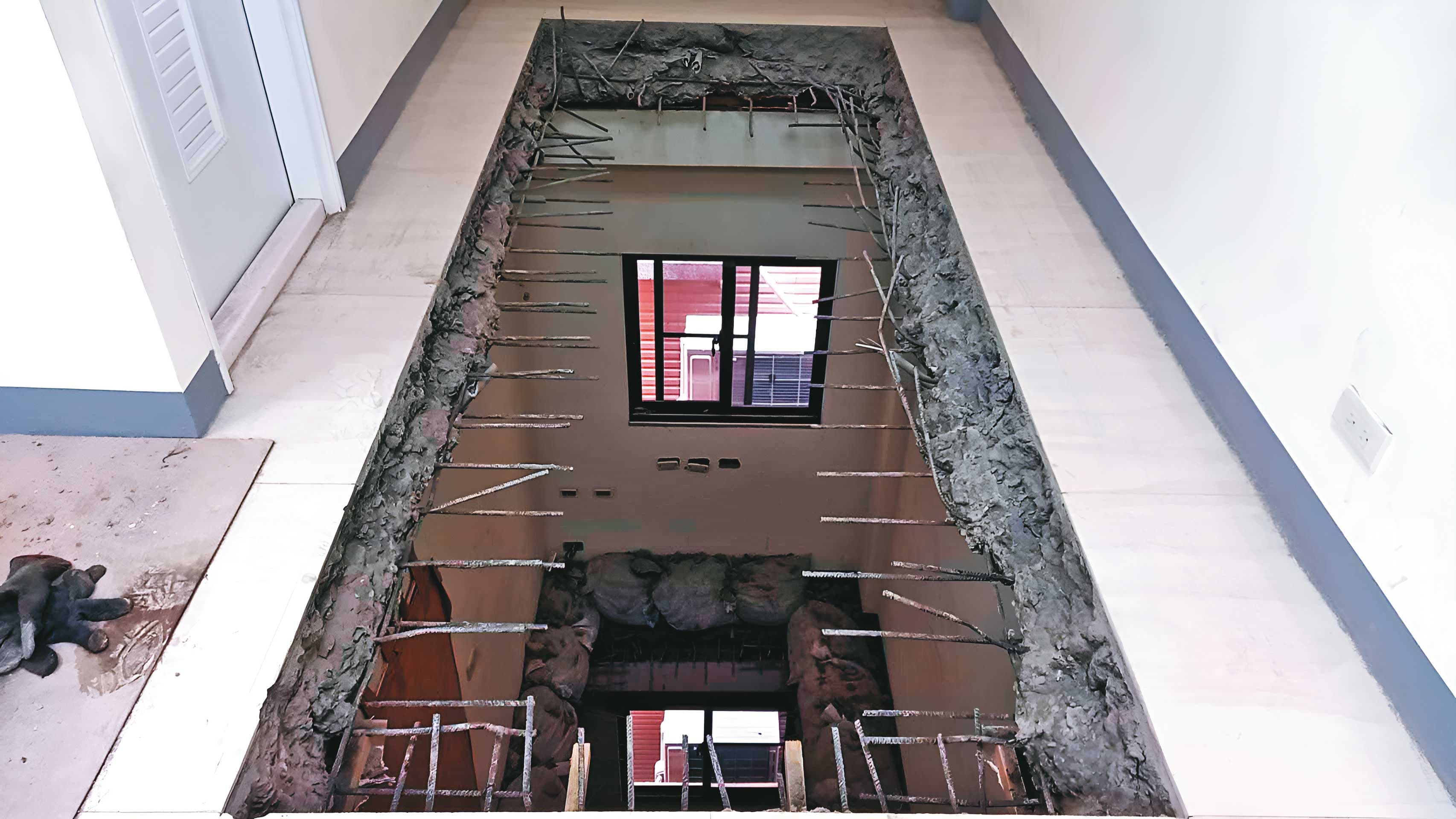 高雄市工務局去年認定蕭君平與妻增建的房子是違建而拆地板。（讀者提供）