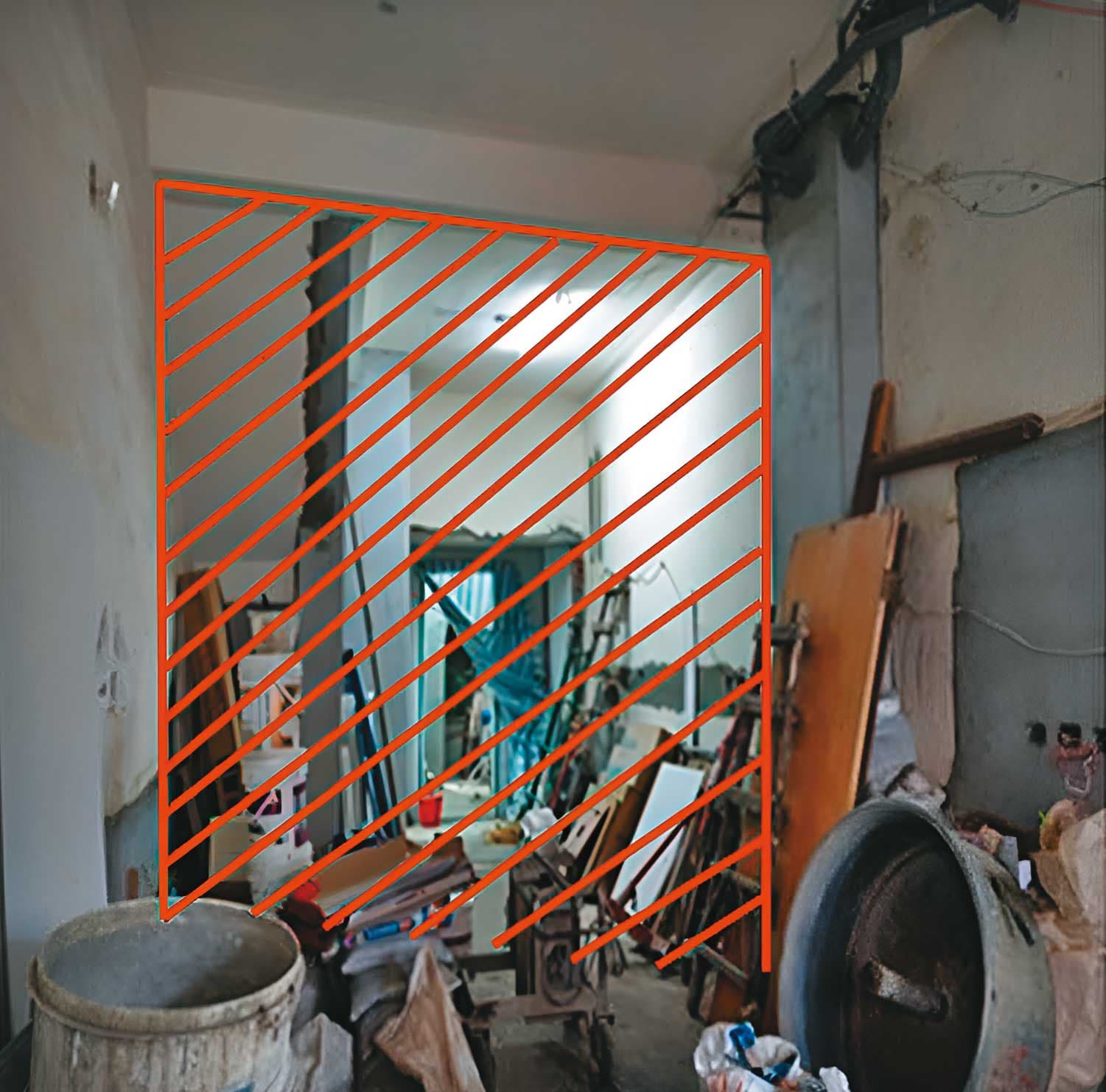 拆除承重牆：陳姓鄰居進入蕭君平夫婦改建中的房子，拍的承重牆遭拆除照片。紅線條處原為一道牆。（讀者提供）