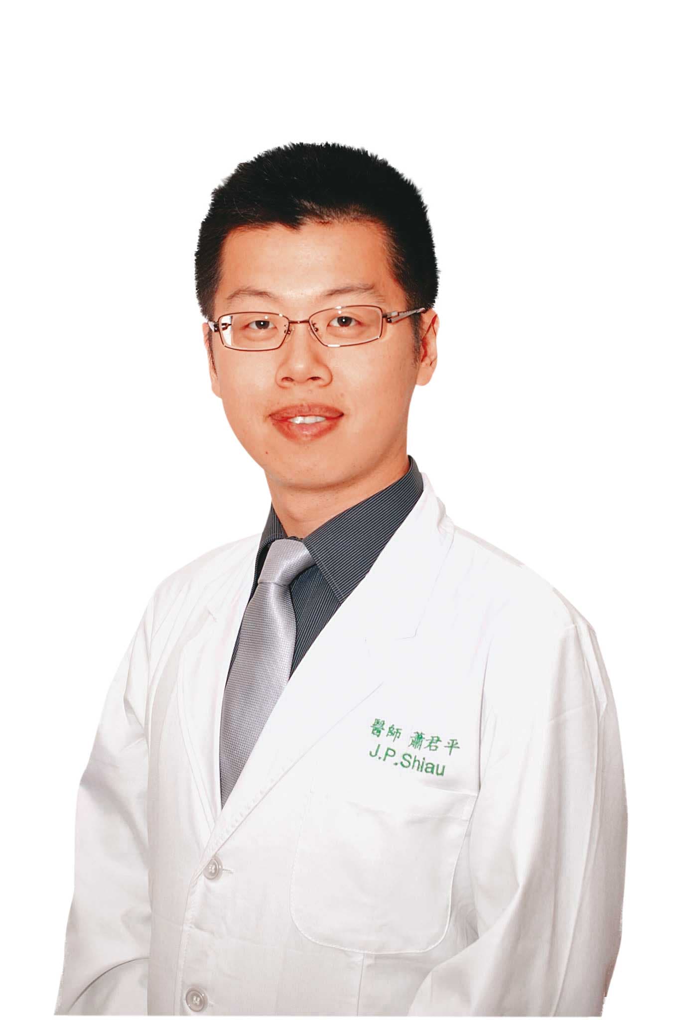 蕭君平（圖）與妻秦芷菁都是醫師，買老透天厝改建因鄰損遭求償250萬元。（翻攝蕭君平臉書）