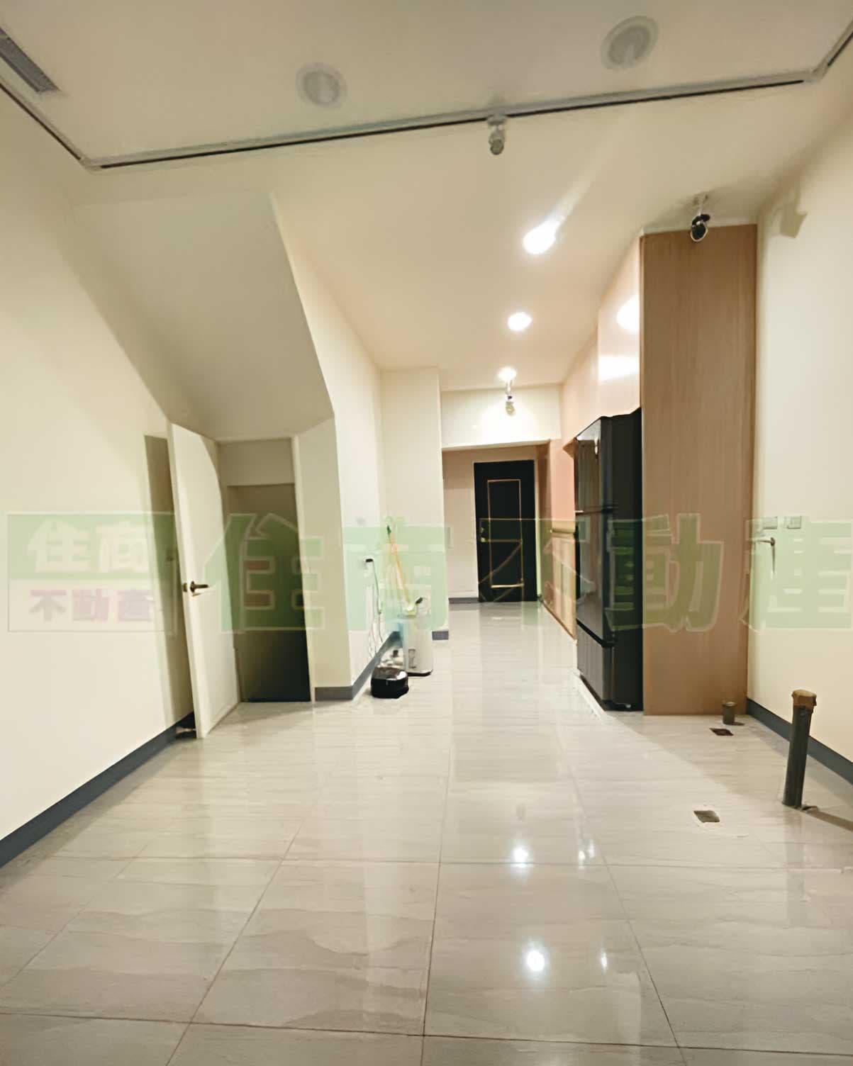 曾因違建而被拆除地板的房屋，日前復工重建完成，曾在房仲網待售，目前已出租。（讀者提供，翻攝住商房仲網）