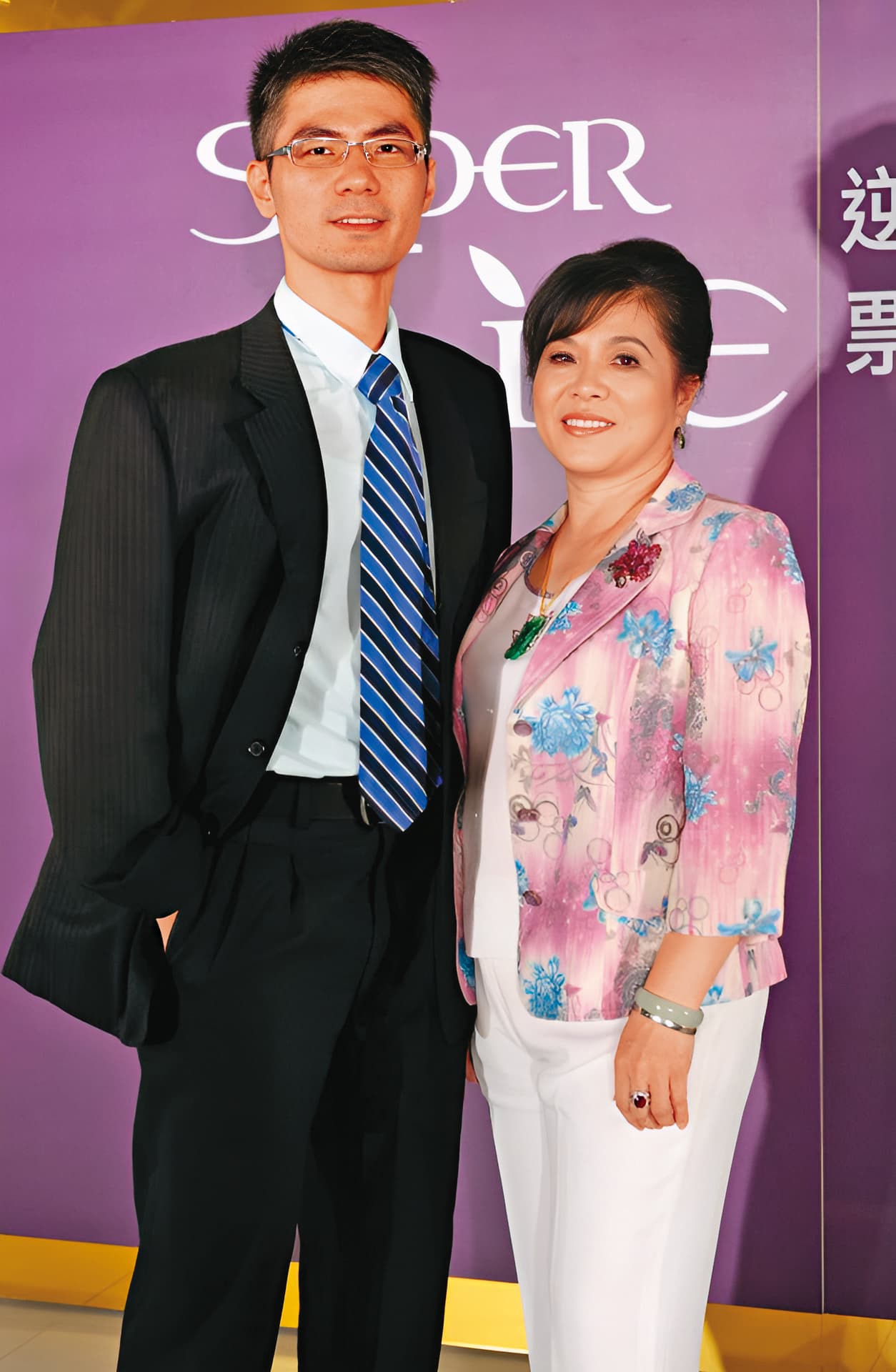 林家也是亞都麗緻的大股東，過去與周家共治經營。左為林家後代林峻立，右為其母、崇嶽投資董事長李彩蓮。（翻攝美奇生技臉書）