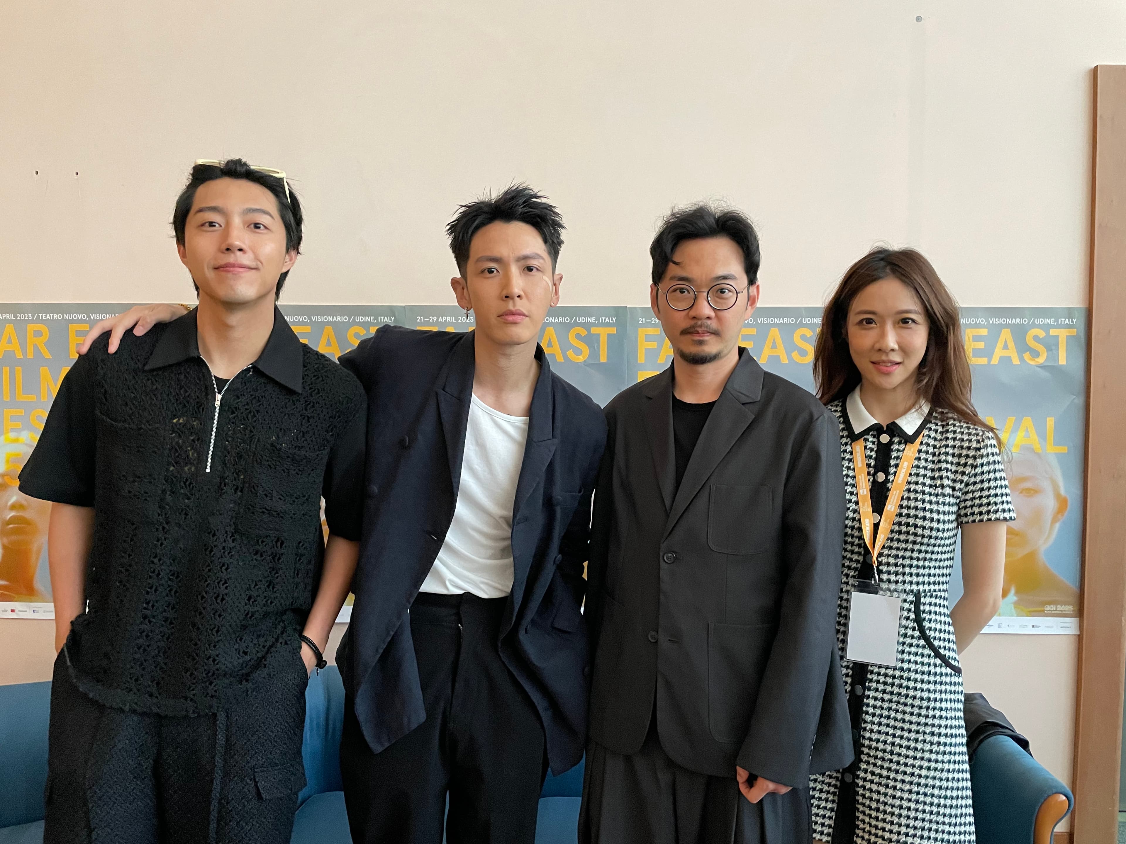 除了《黑的教育》柯震東（左二）、蔡凡熙（左一）外，導演程偉豪（右二）與監製金百倫（右一）也代表《關於我和鬼變成家人的那件事》來到烏甸尼。（禾豐九路提供）