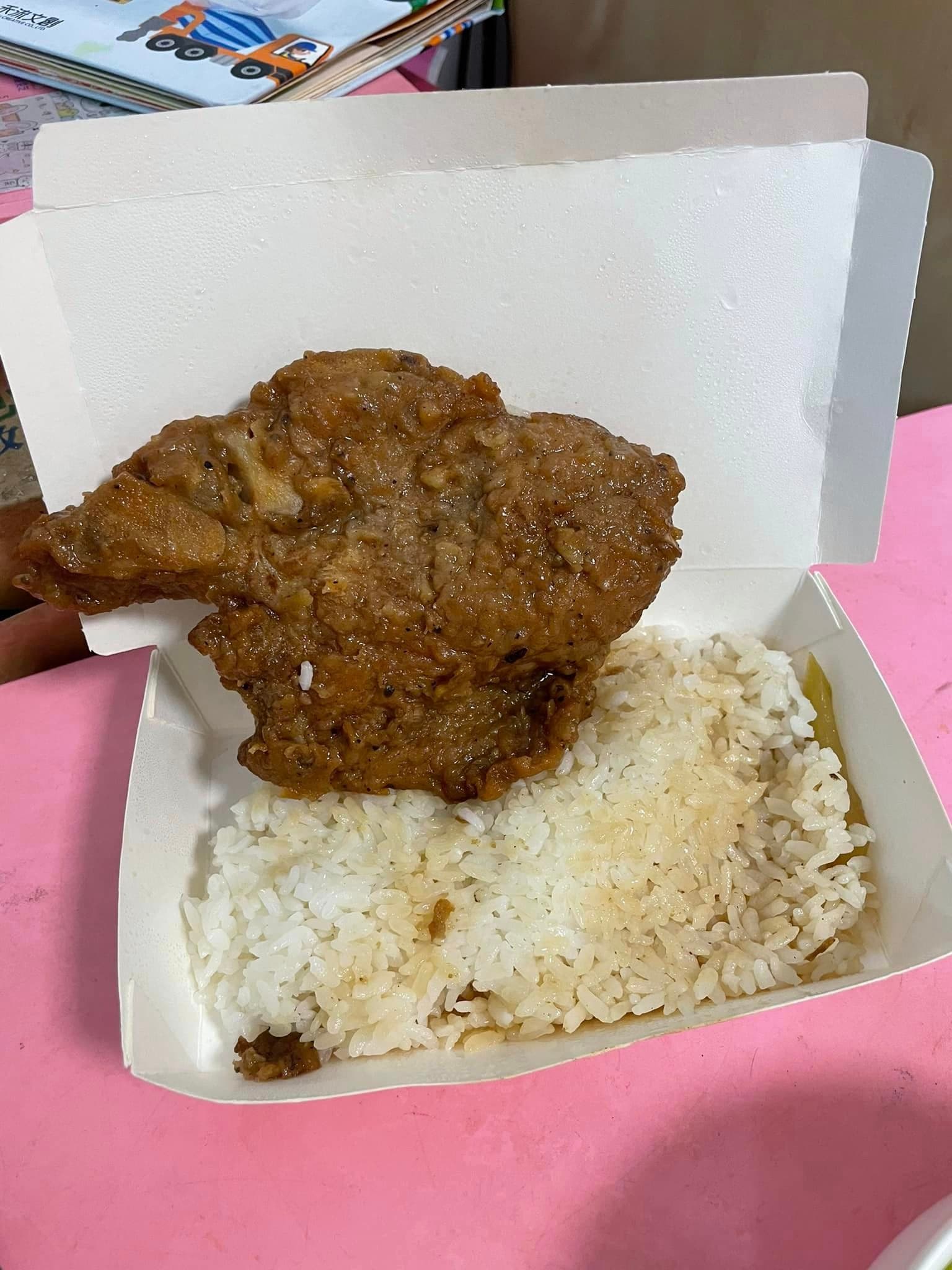 女網友花了80元買了排骨飯，打開一看發現只有排骨跟飯，到店家的Google評論留下兩顆星負評，老闆則回覆「不然裡面會出現雞腿嗎」。（翻攝自臉書社團爆怨公社）