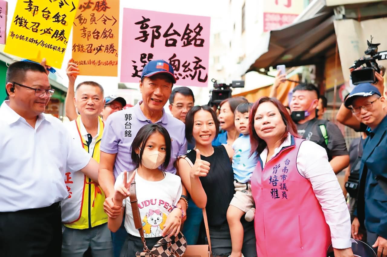 相較侯友宜受困於新北市政，郭台銘全台跑透透，23日前往台南崇義市場掃街。（翻攝郭台銘臉書）
