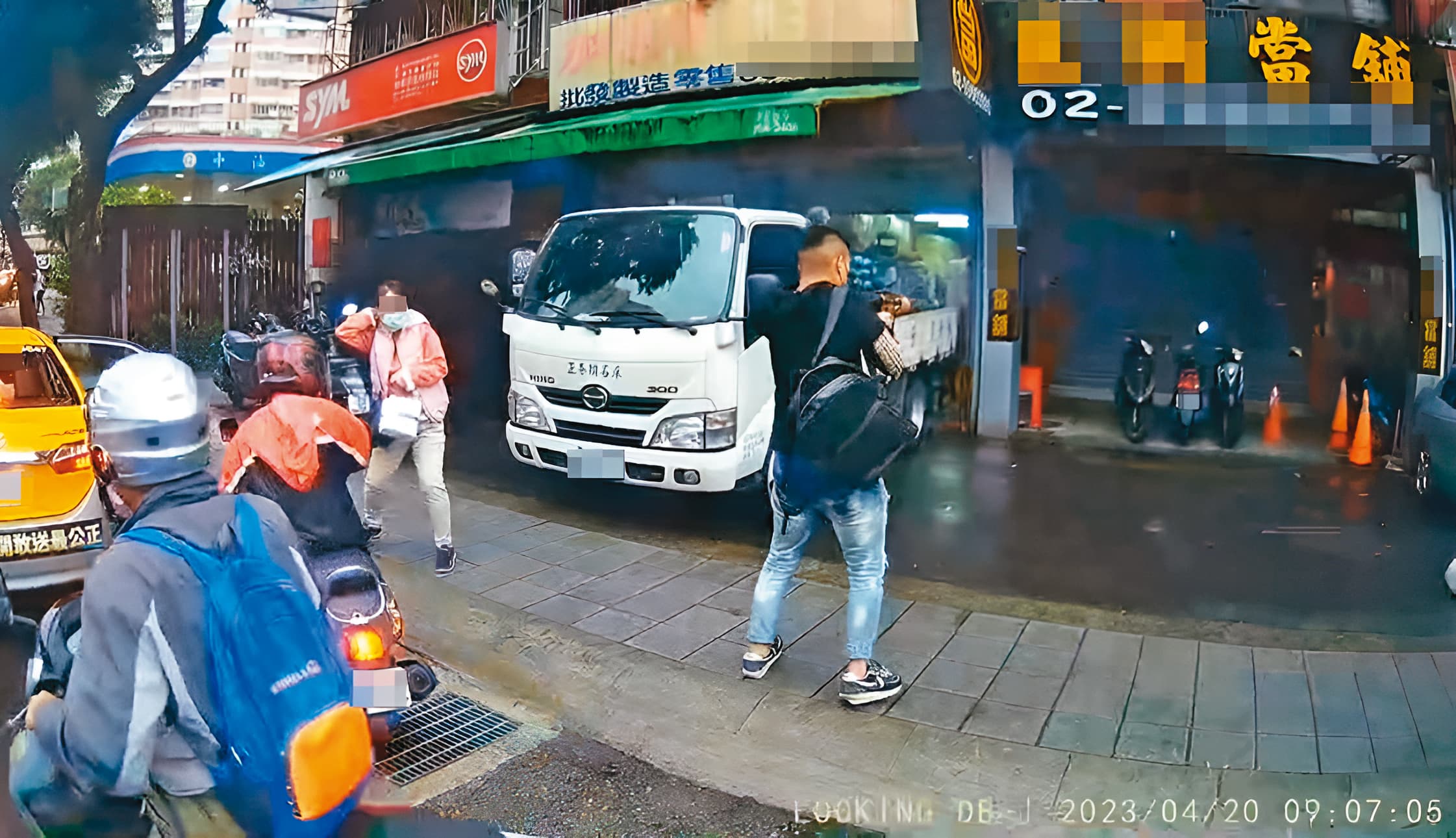新北土城1名17歲少年20日在上班車潮時段，朝著當鋪開槍，引發各界關注。（讀者提供）