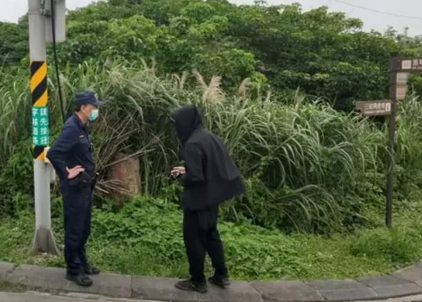 跟蹤的黑衣人接受警方盤查。（翻攝PTT）