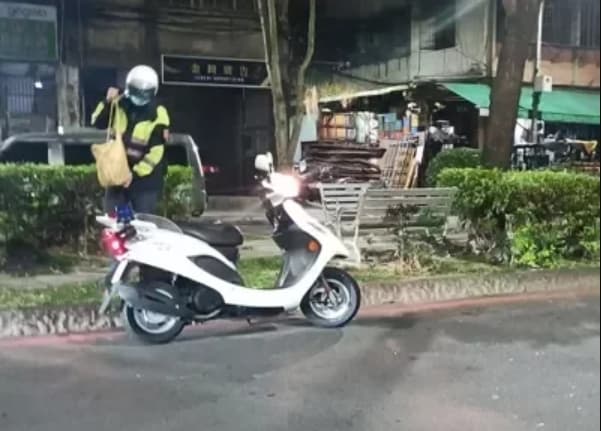 依骨灰罈上的亡者資料，警方查出家屬住在附近。（翻攝自爆料公社）