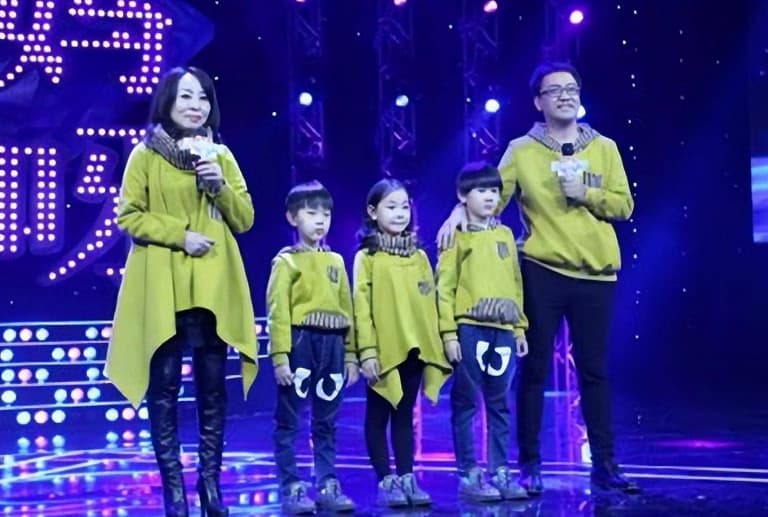 李巧林與蘇建軍母子戀修成正果，全家人合照洋溢幸福。（翻攝搜狐新聞）