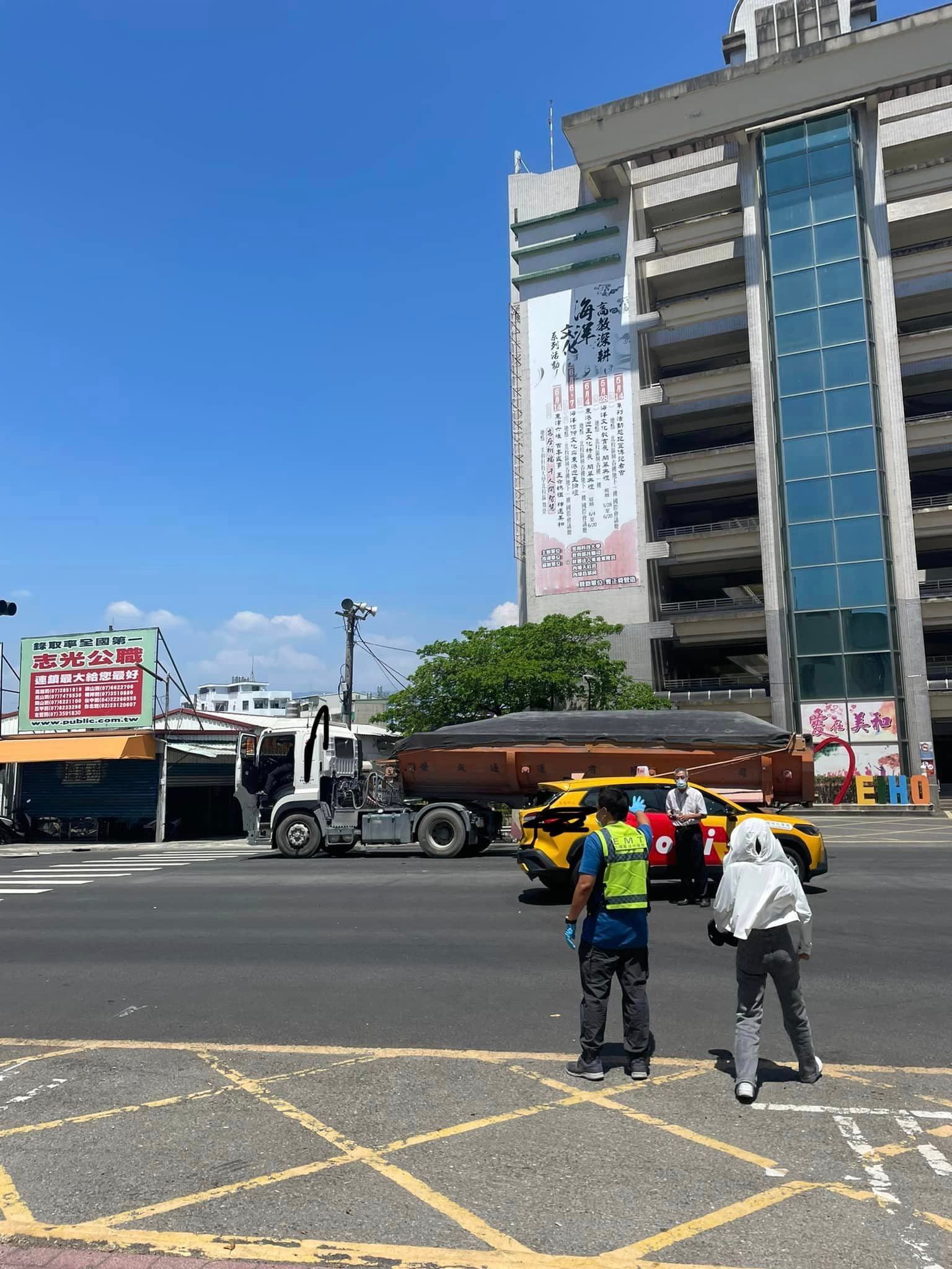 黃豪平和經紀人昨在屏東發生車禍，在計程車上遭砂石車撞飛。（翻攝自黃豪平臉書）