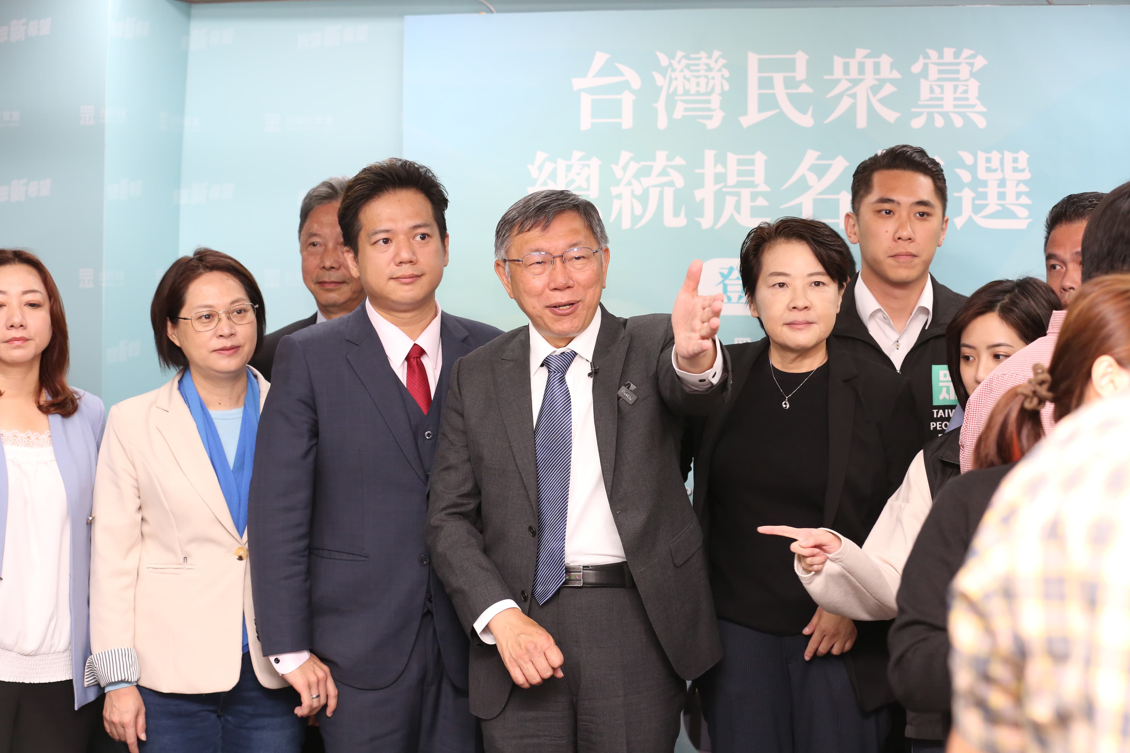 柯文哲（中）今登記總統初選，一旁還有被認為可能成為副手的黃珊珊（黑衣者）。