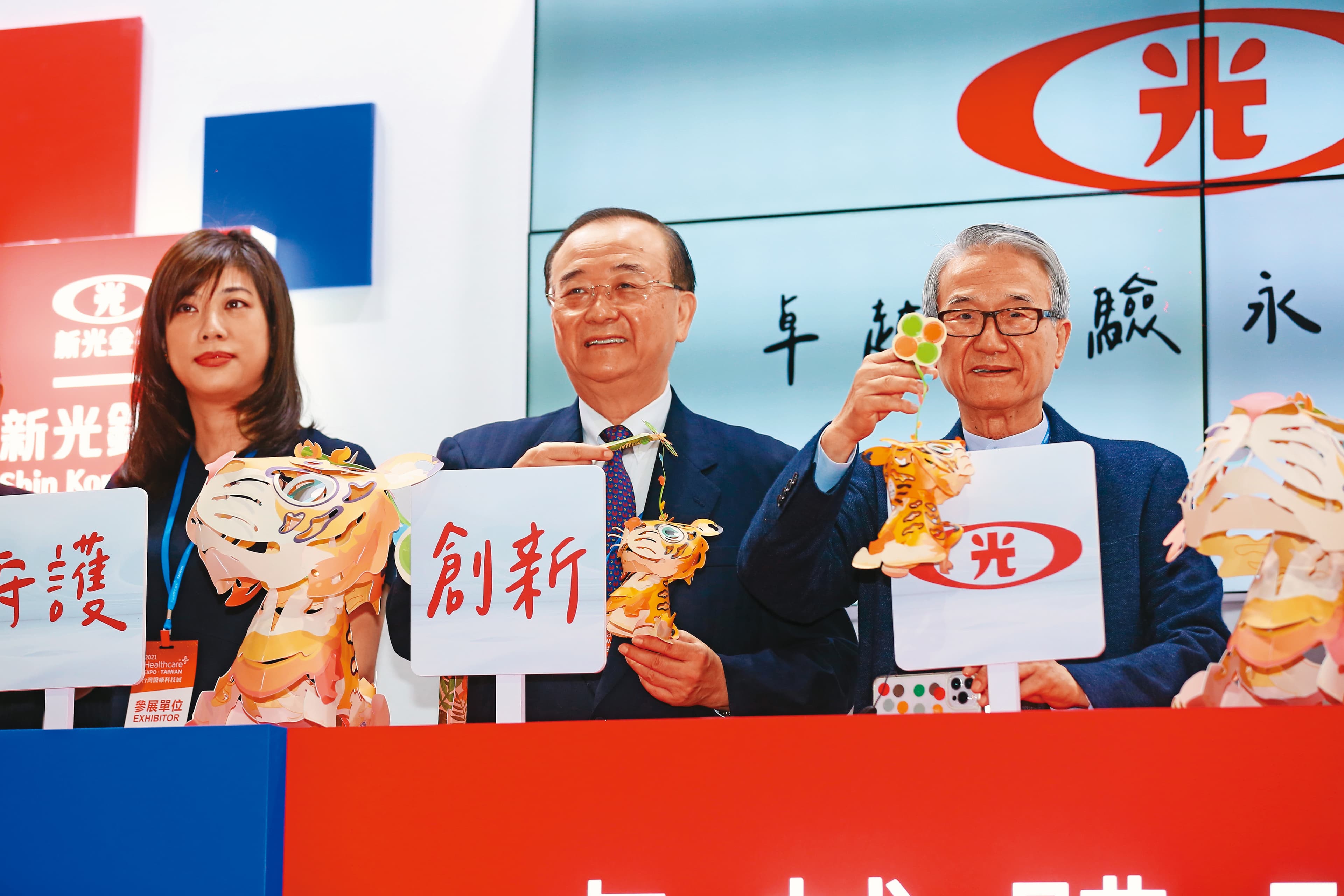 吳東進（右）捍衛經營權是為鞏固第3代接班，他的次女吳欣儒（左）已接棒新光金總經理。