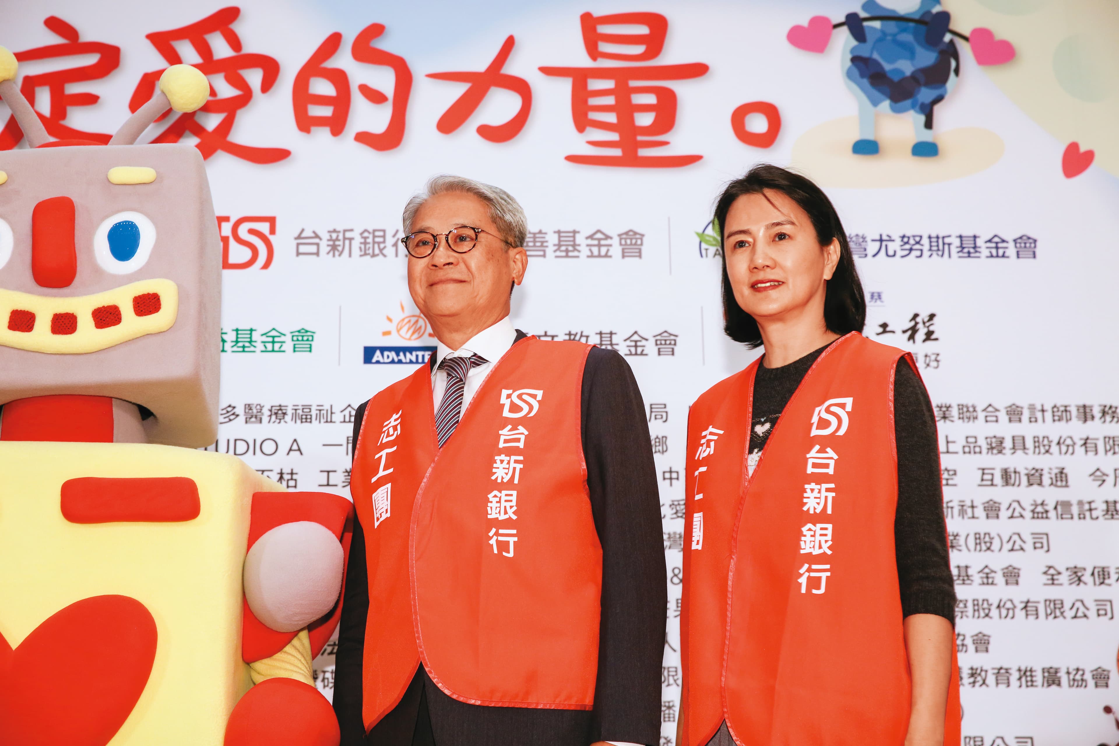 吳東亮（左）太太彭雪芬（右）是新光金上層控股公司新勝的董座。