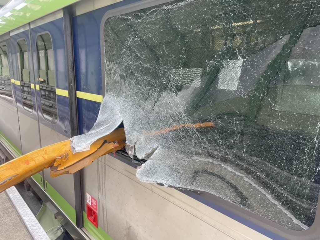 施工鐵架倒塌，直接貫穿捷運車廂。（翻攝記者爆料網）