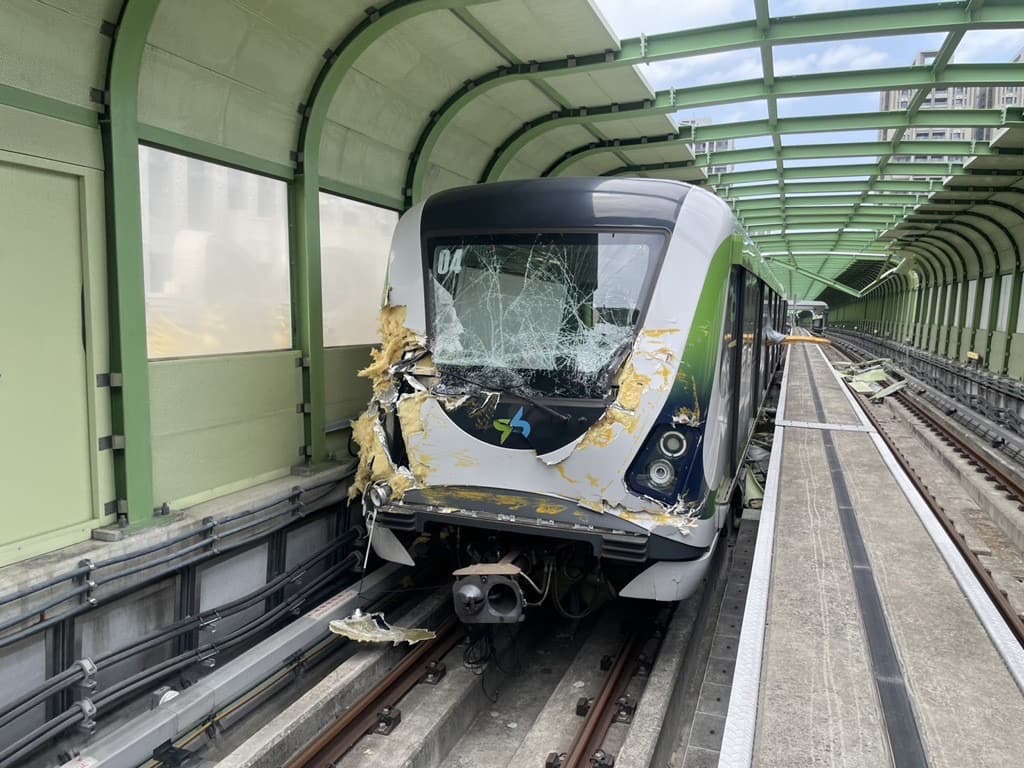 施工鐵架倒塌，直接貫穿捷運車廂。（翻攝記者爆料網）
