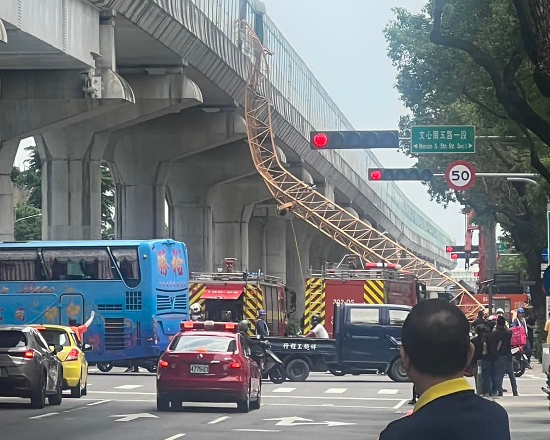 工地吊臂直接插穿捷運車廂。（翻自TCPB 局長室）