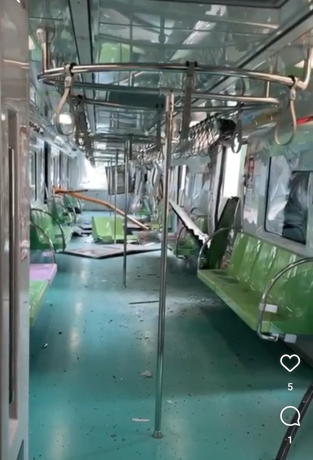 台中捷運車廂內遭吊臂貫穿，玻璃碎滿地、車廂座椅掉落，畫面相當驚悚。（翻攝自記者爆料網）