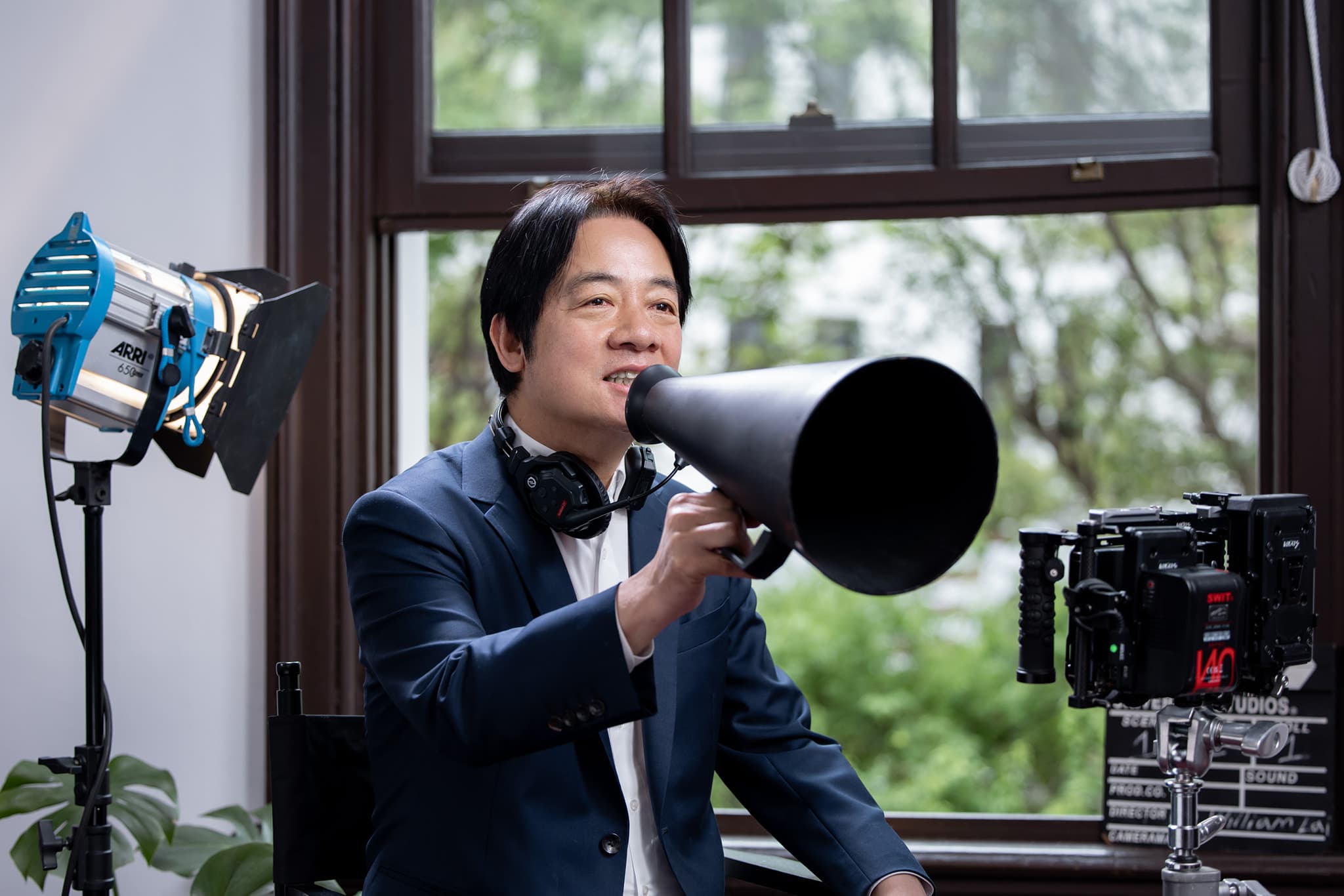 賴清德則化身為導演，對魔獸的台詞不滿意喊卡。（翻攝自賴清德臉書）