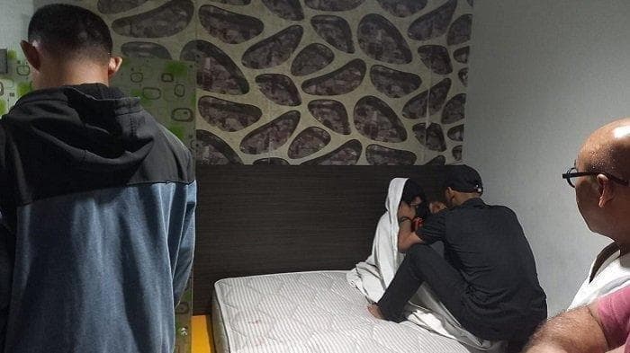 人妻被捉姦在床，全身赤裸、包著棉被蜷縮在角落。（翻自《Tribun》）