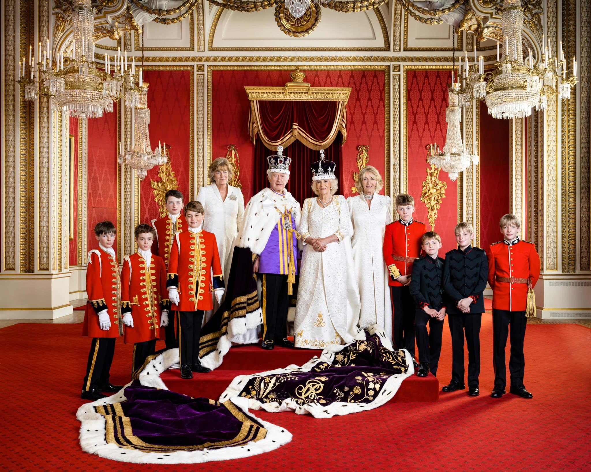 查爾斯三世、王后卡蜜拉與他們的榮譽騎士。（翻攝The Royal Famiy推特）