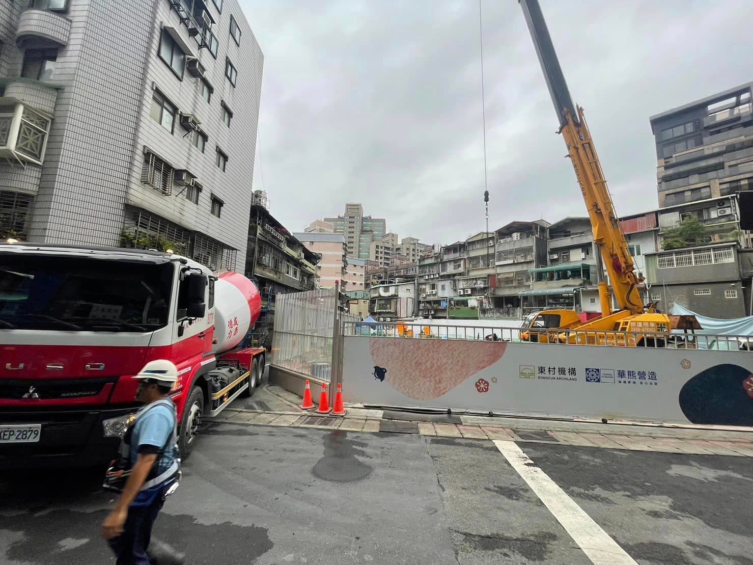 崇德街60巷驚見3公尺大天坑，目前營造商先進行灌漿作業中。（翻攝自許淑華臉書）