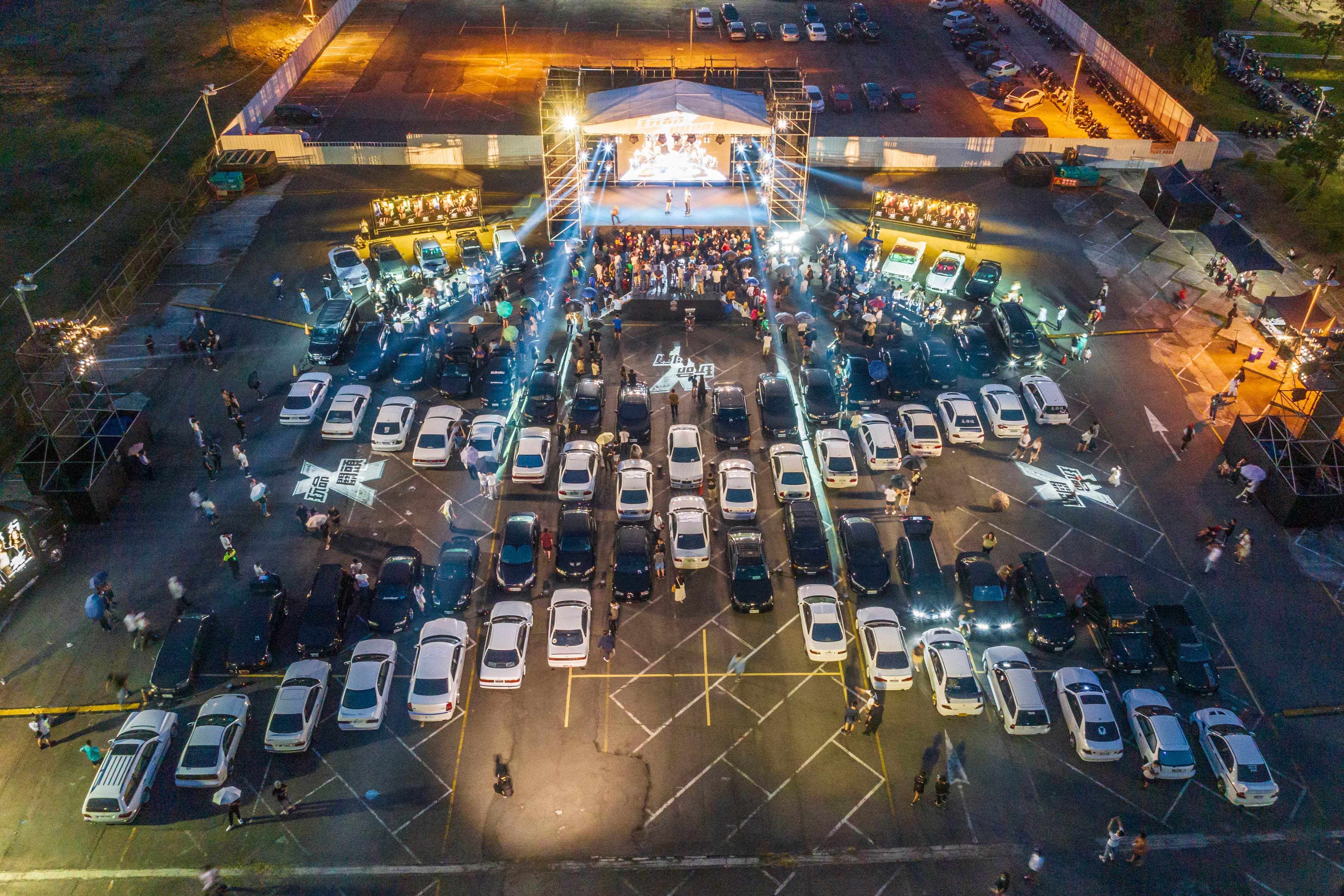 64台黑、白雙色汽車排出「X」，盛大迎接《玩命關頭X》即將上映。（UIP提供）