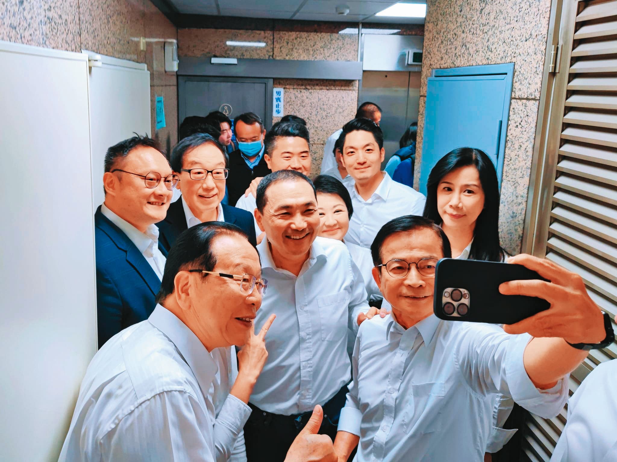 侯友宜獲國民黨內多數諸侯及立委支持，代表國民黨參選總統幾乎已成定局。（翻攝黃健庭臉書）