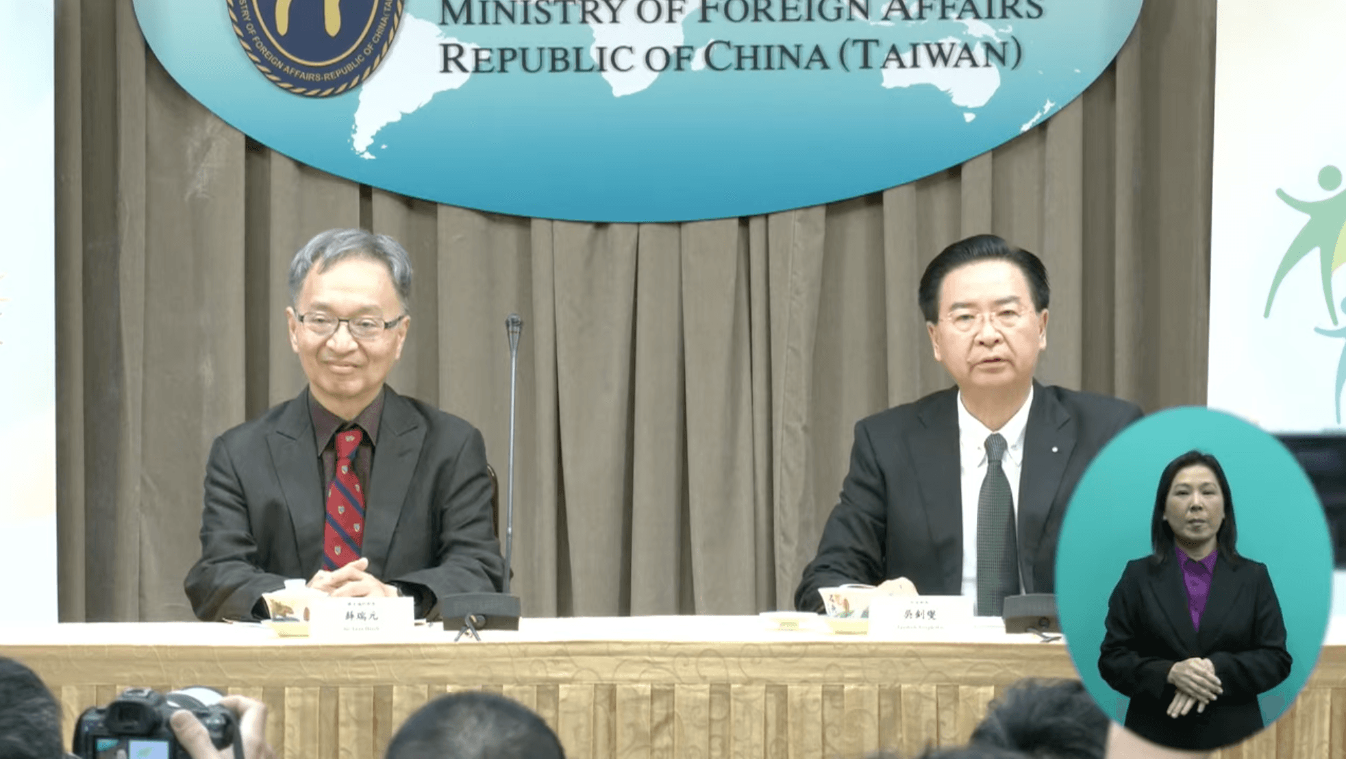 外交部長吳釗燮（右）、衛福部長薛瑞元（左）今強烈表達台灣欲參與國際衛生組織的立場。（翻攝自外交部YouTube）