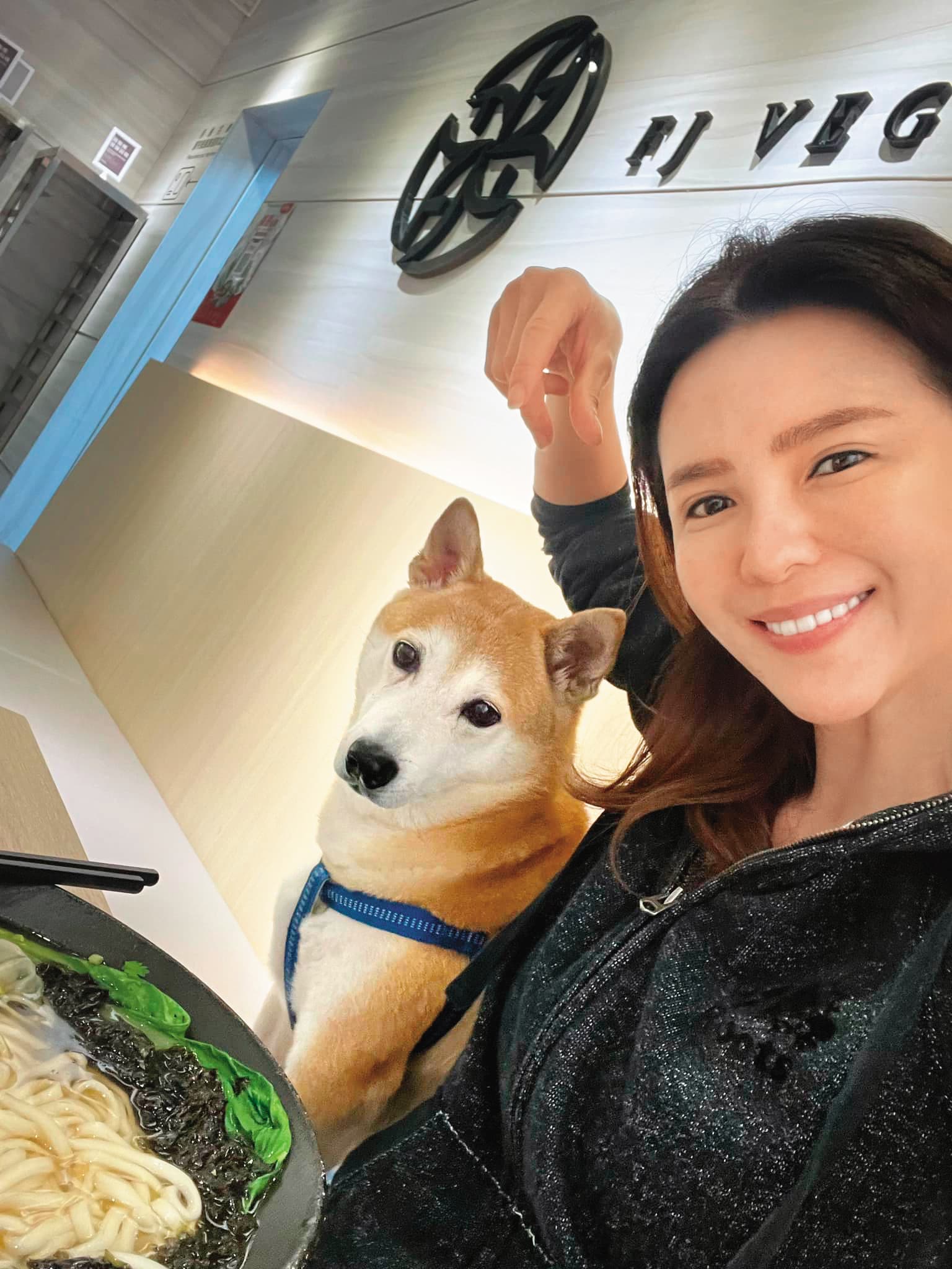 雖然胡嘉愛忙著工作，但只要放假就會帶著Tomo出遊。
