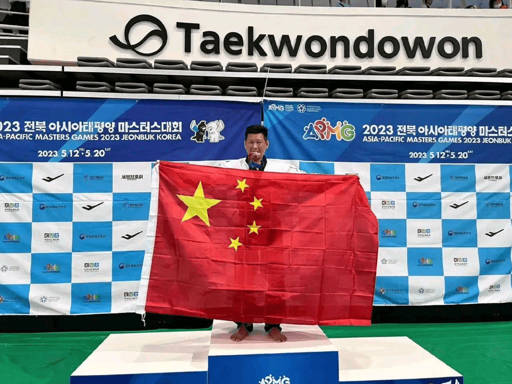 來自台灣的李東憲於頒獎台上高舉五星旗，引發熱議。（翻攝自微博）