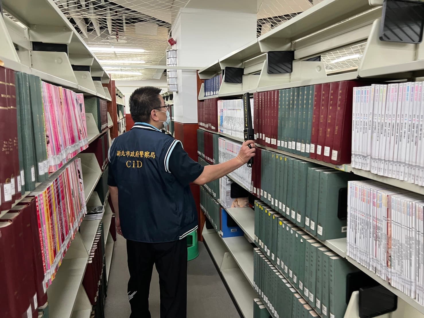 警方派員在國立臺灣圖書館清查爆裂物，結果發現是惡作劇行為。（警方提供）