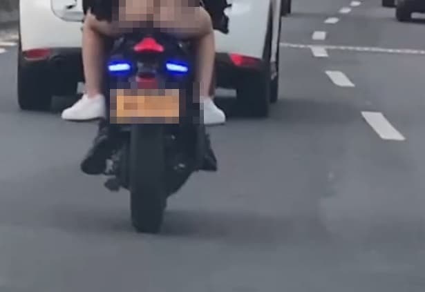 新北市65號快速道路上，有駕駛目擊前方重機後座長髮正妹屁股掉出來。（翻攝自「記者新聞網」）