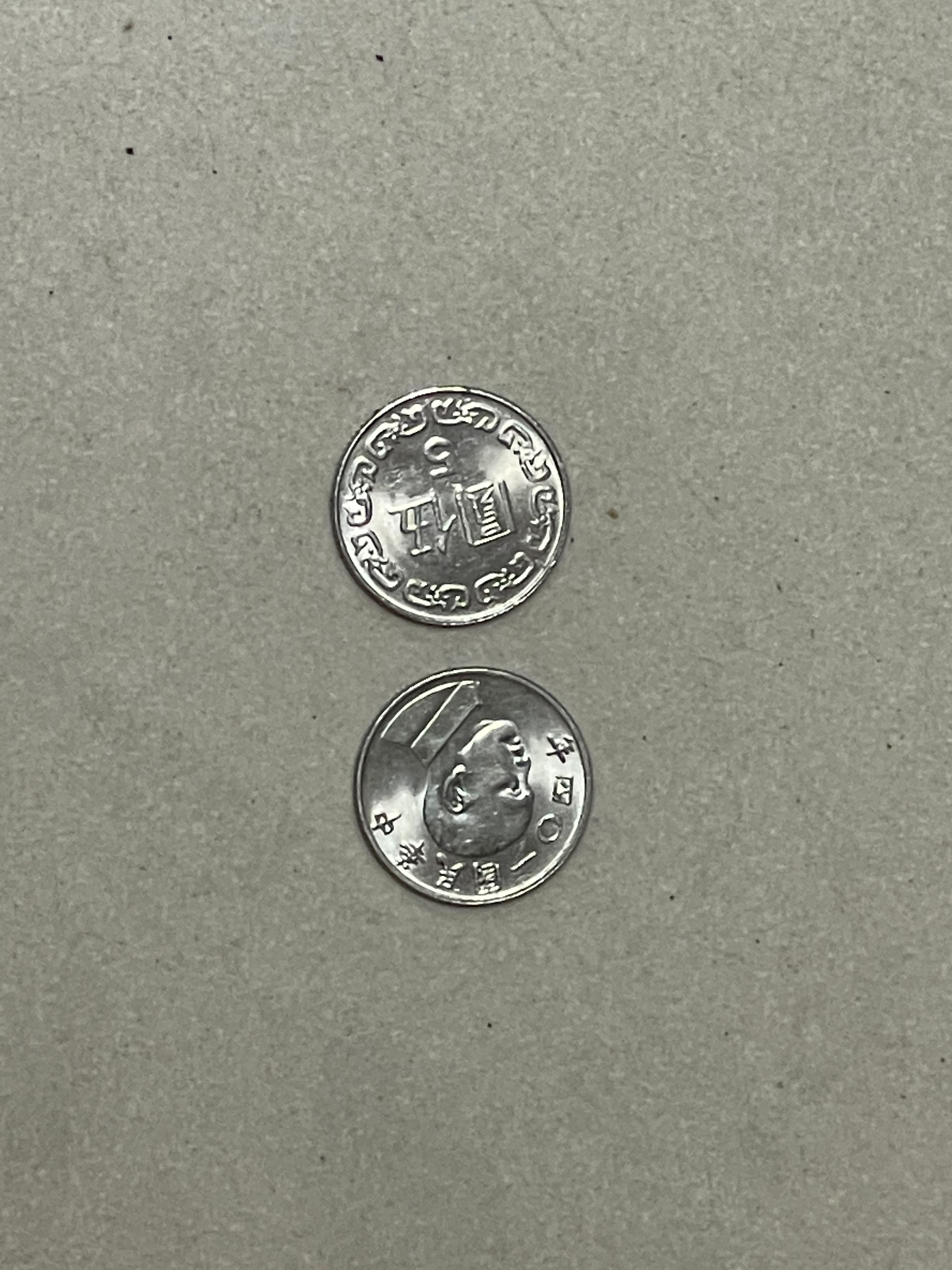 2個5元硬幣透露破案玄機。（示意圖、與本案無關）