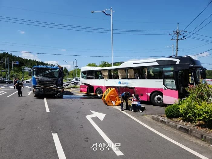 濟州島今天發生貨車撞上遊覽車事故，遊覽車載滿台灣遊客。（翻自《京鄉新聞》）