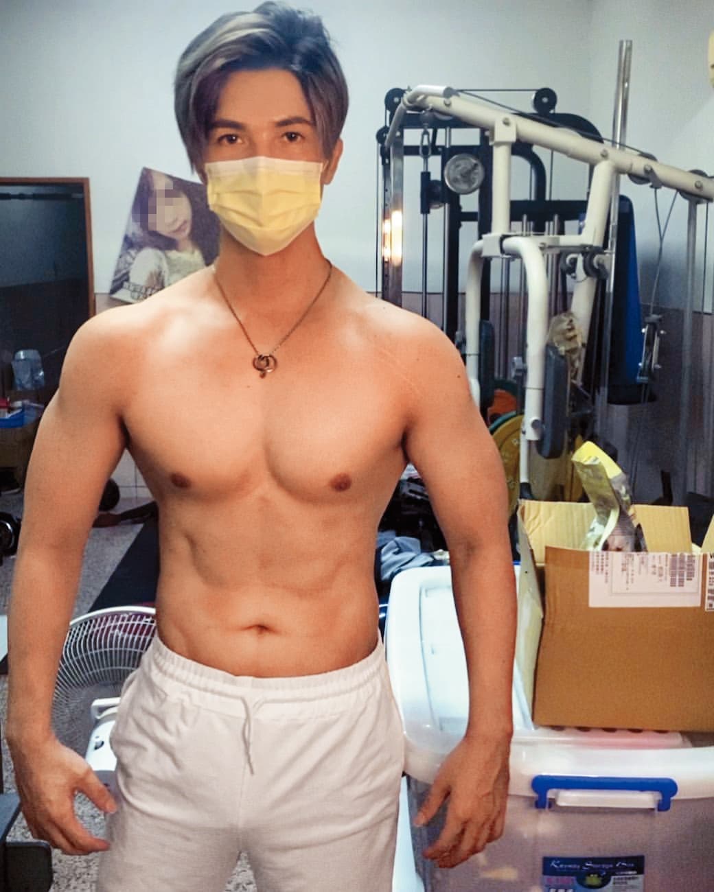 口罩男是職業軍人退役，雖轉行當作家，但身材依舊維持得宜。（翻攝自口罩男IG）