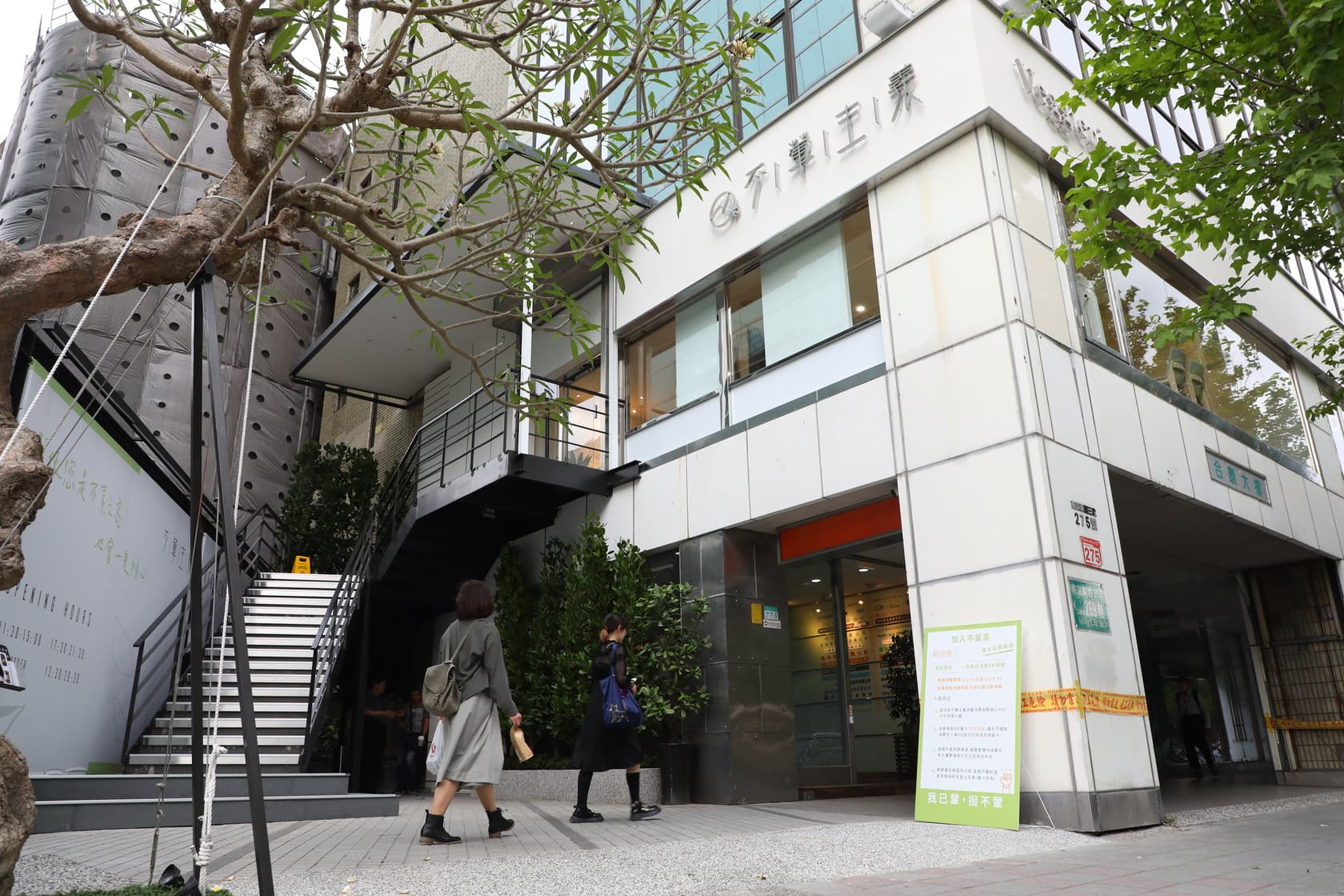 夏季時分，斯里蘭卡原生種雞蛋花樹在南京東路上盛開。