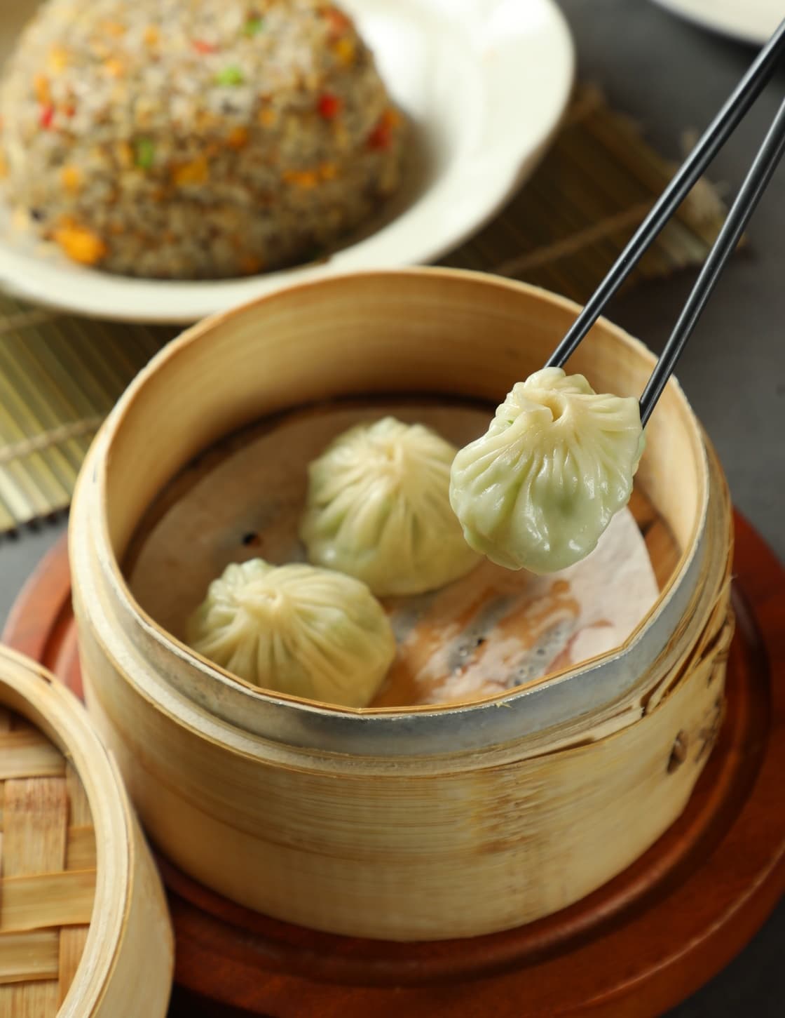 皮薄料多的「絲瓜湯包」是超人氣必點招牌點心。（130元／籠）