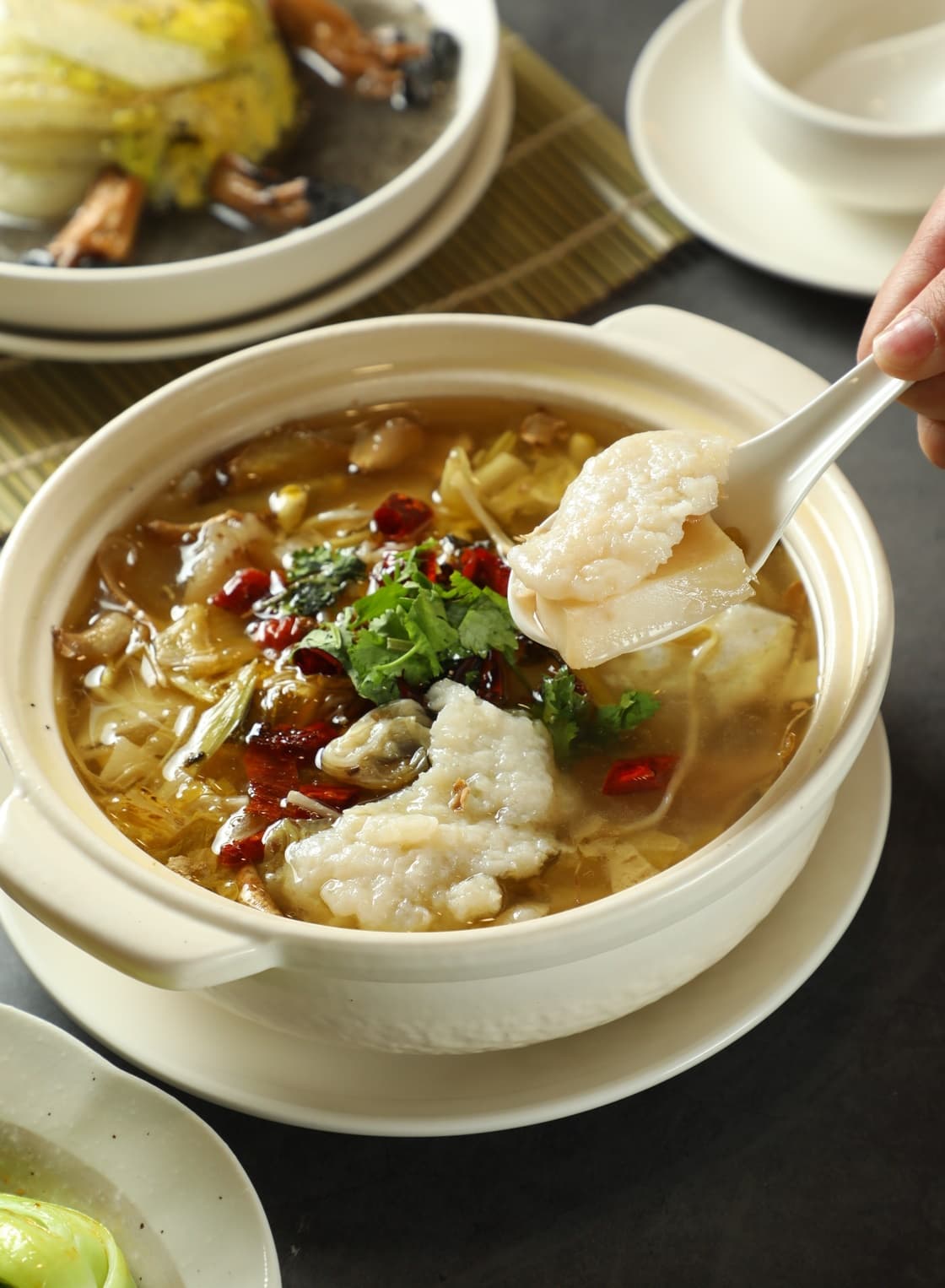 「老罈酸菜魚」湯頭酸香，吃起來有真實魚肉感。（480元／份）