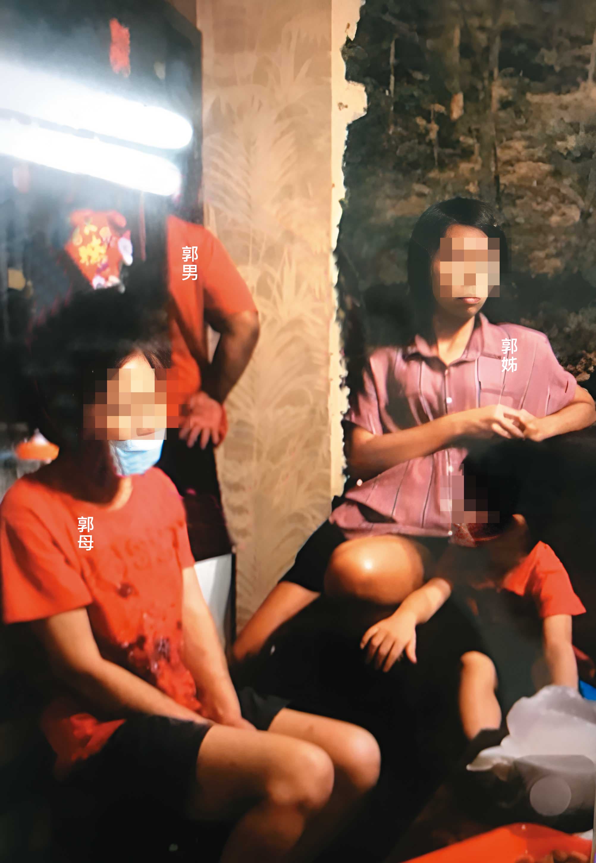 郭男毆打媽媽時，姊姊坐在一旁，視若無睹，完全未制止。（翻攝畫面）