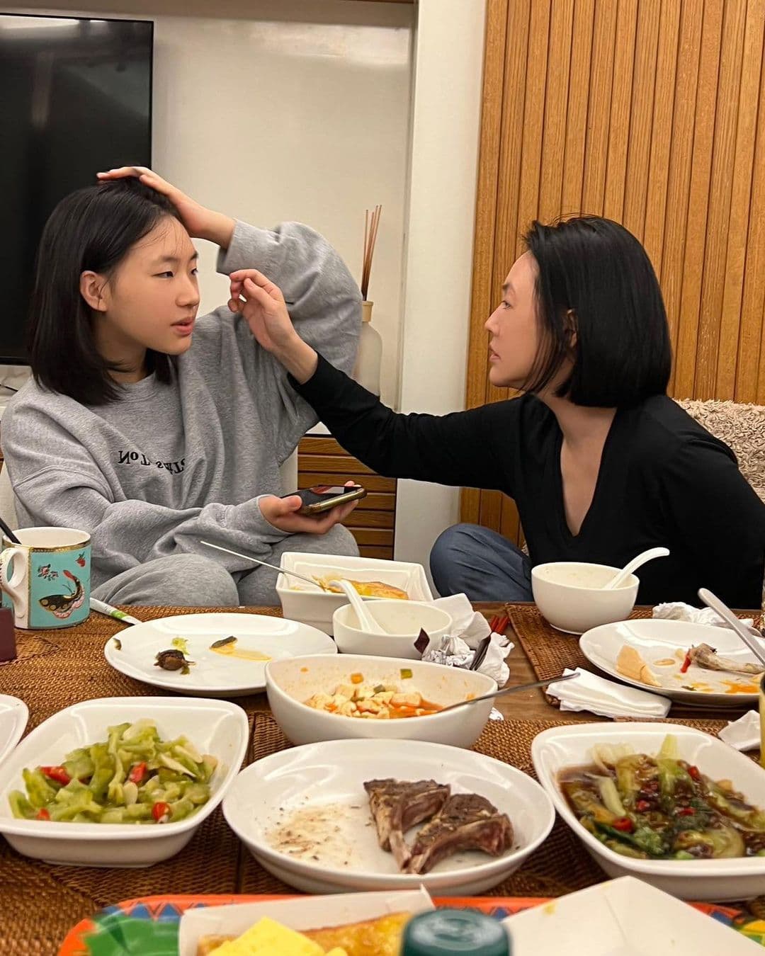 小S（右）笑說把妝拿掉，就是大女兒Elly（左）的樣子。（翻攝自小S臉書）